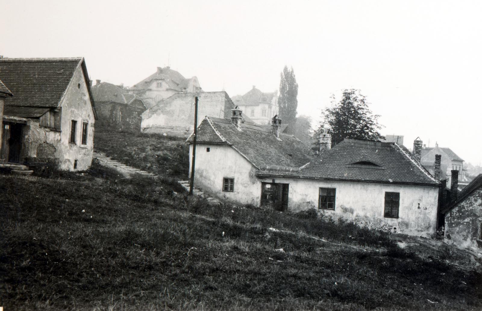 Magyarország, Tabán, Budapest I., balra a Hullám utca 15-ös számú, szemben a Kőműves utca 15-ös számú ház., 1928, Bor Dezső, hegyoldal, lakóház, eltűnt, kémény, Budapest, Fortepan #231910