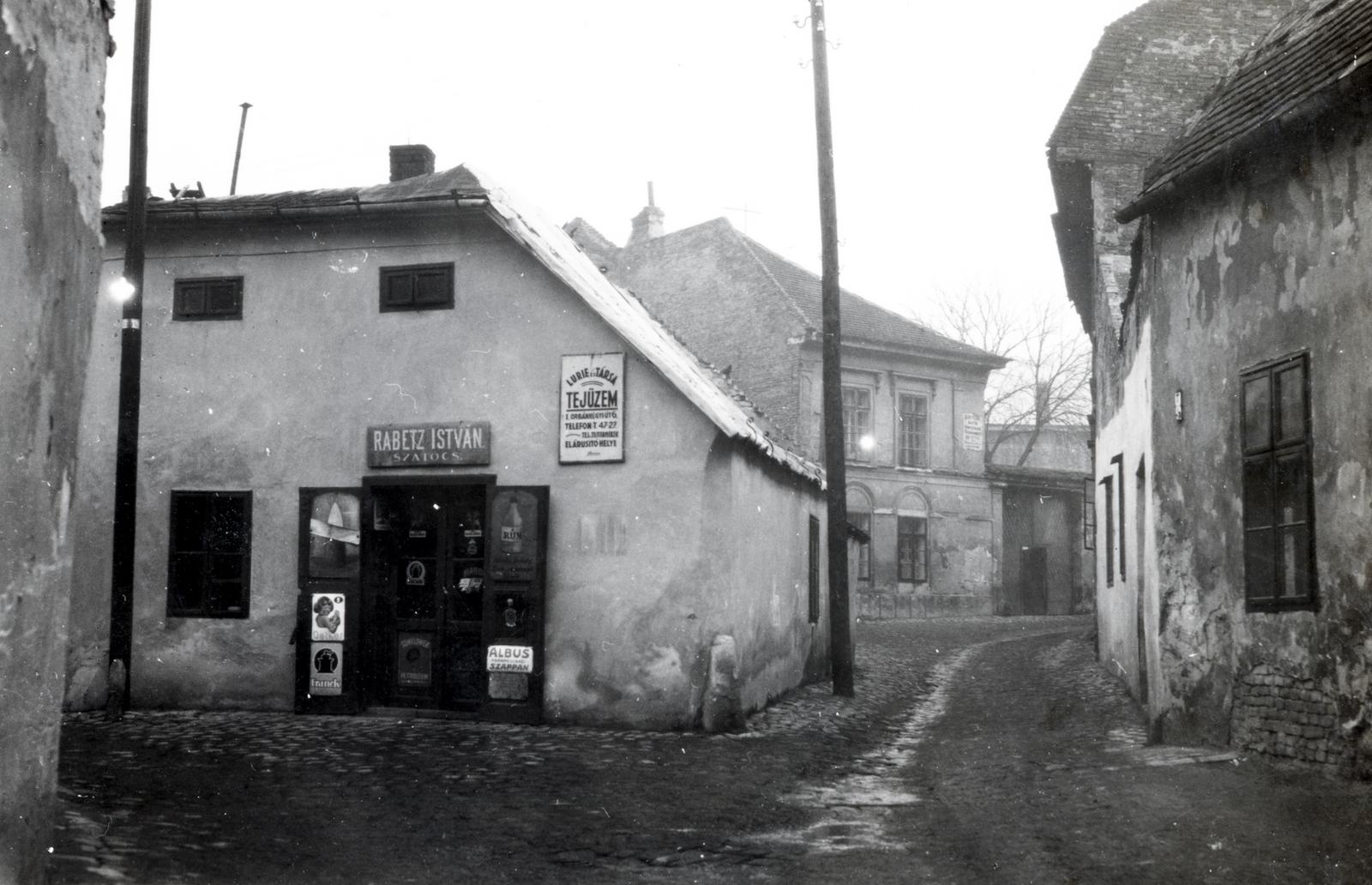 Hungary, Tabán, Budapest I., Aranykakas utca, szemben az Aranykakas utca 11. – Aranykacsa utca 2. szám alatti sarokházban Rabetz István szatócsboltja., 1928, Bor Dezső, ad, disappeared, store display, convenience store, Budapest, Fortepan #231911