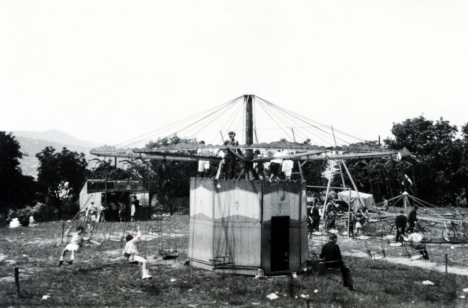 Magyarország, Gellérthegy, Budapest XI., vurstli a Szirtes út melletti tisztáson, a Kálvária közelében., 1935, Bor Dezső, Budapest, körhinta, Fortepan #231933