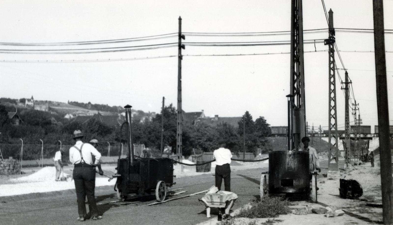 Hungary, Budapest XI., Villányi út, útépítés a 99-es számú épület, a Villányi Áramátalakító előtti szakaszon. Jobbra a Déli pályaudvar felé vezető vasútvonal hídja., 1933, Bor Dezső, paving, machine, Budapest, Fortepan #231948