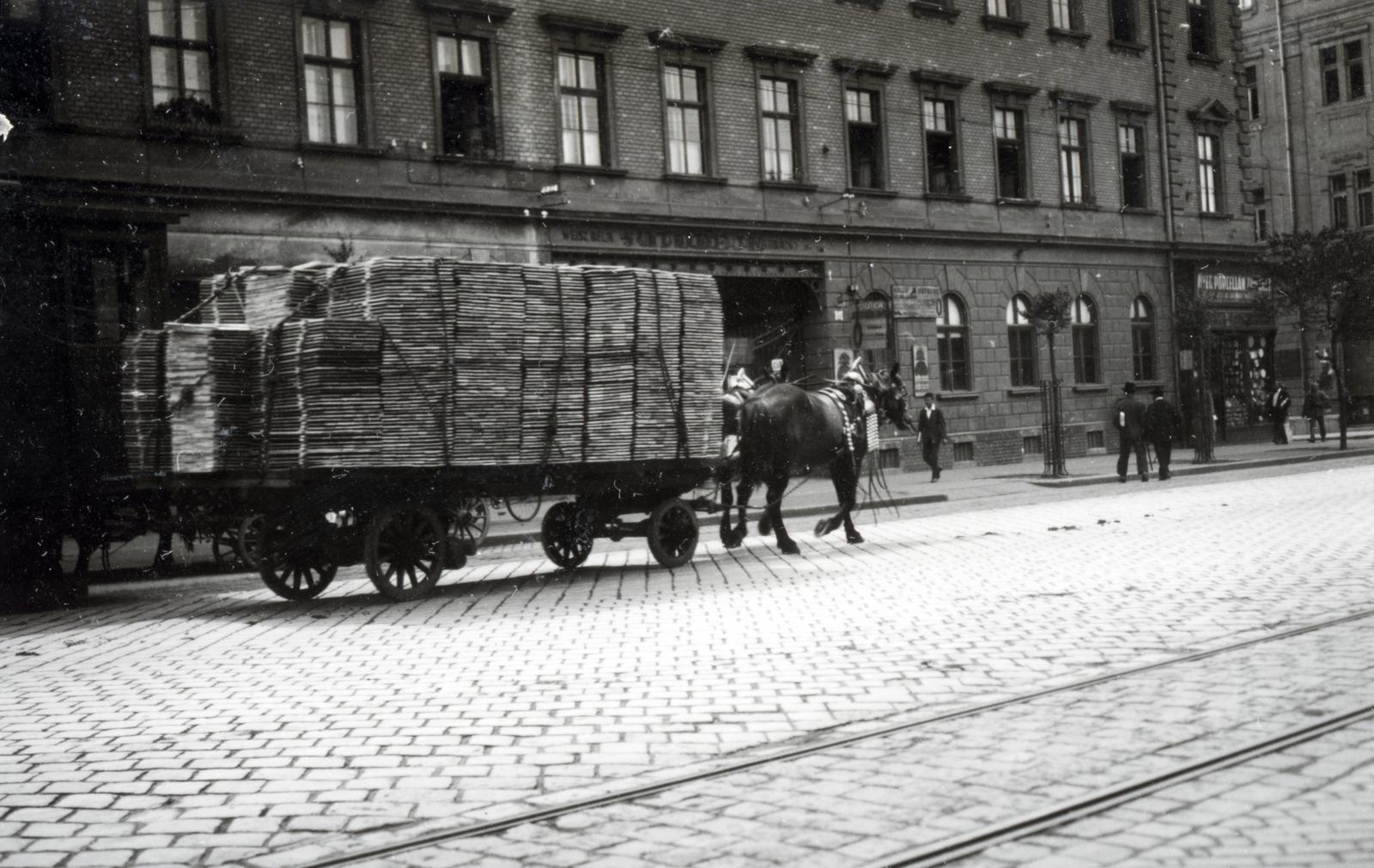 Hungary, Budapest IX., Üllői út, háttérben a 111-es számú ház a Sobieski János utca sarkán., 1933, Bor Dezső, Budapest, transportation, Horse-drawn carriage, rails, glass-porcelain shop, tree guard, Fortepan #231949