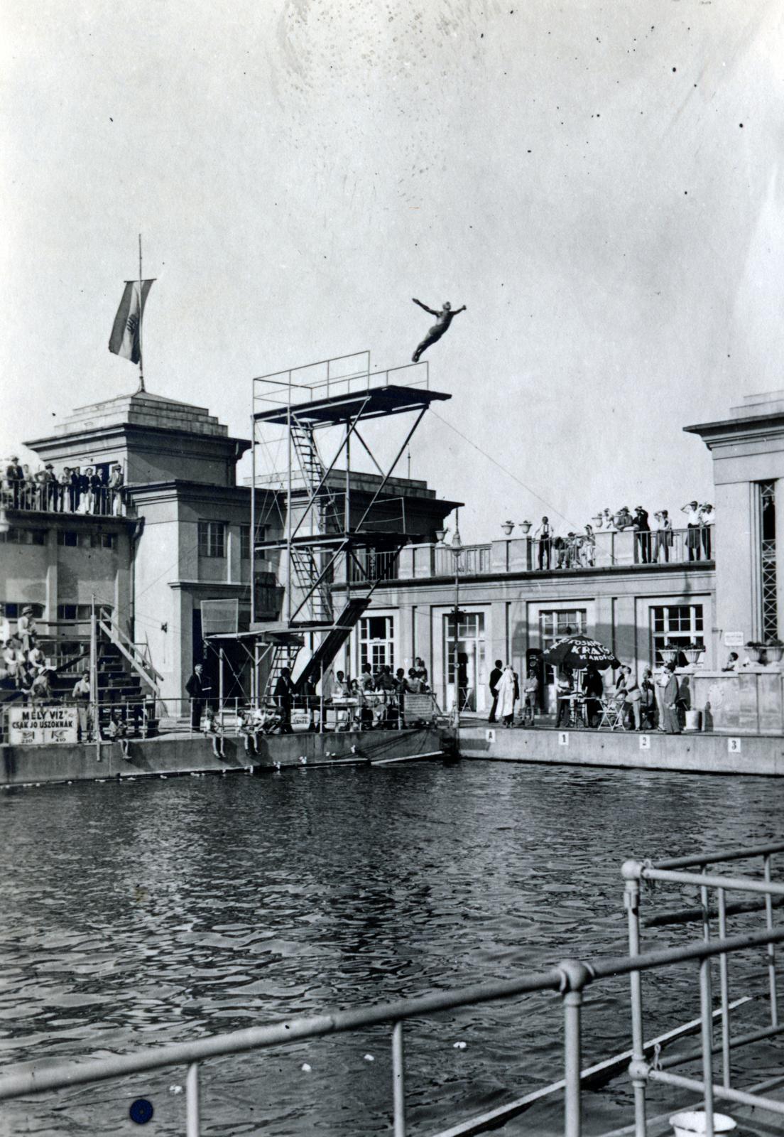 Magyarország, Budapest II., Császár uszoda., 1931, Bor Dezső, Best of, ugrás, trambulin, uszoda, műugrás, Budapest, levegőben, Fortepan #231959