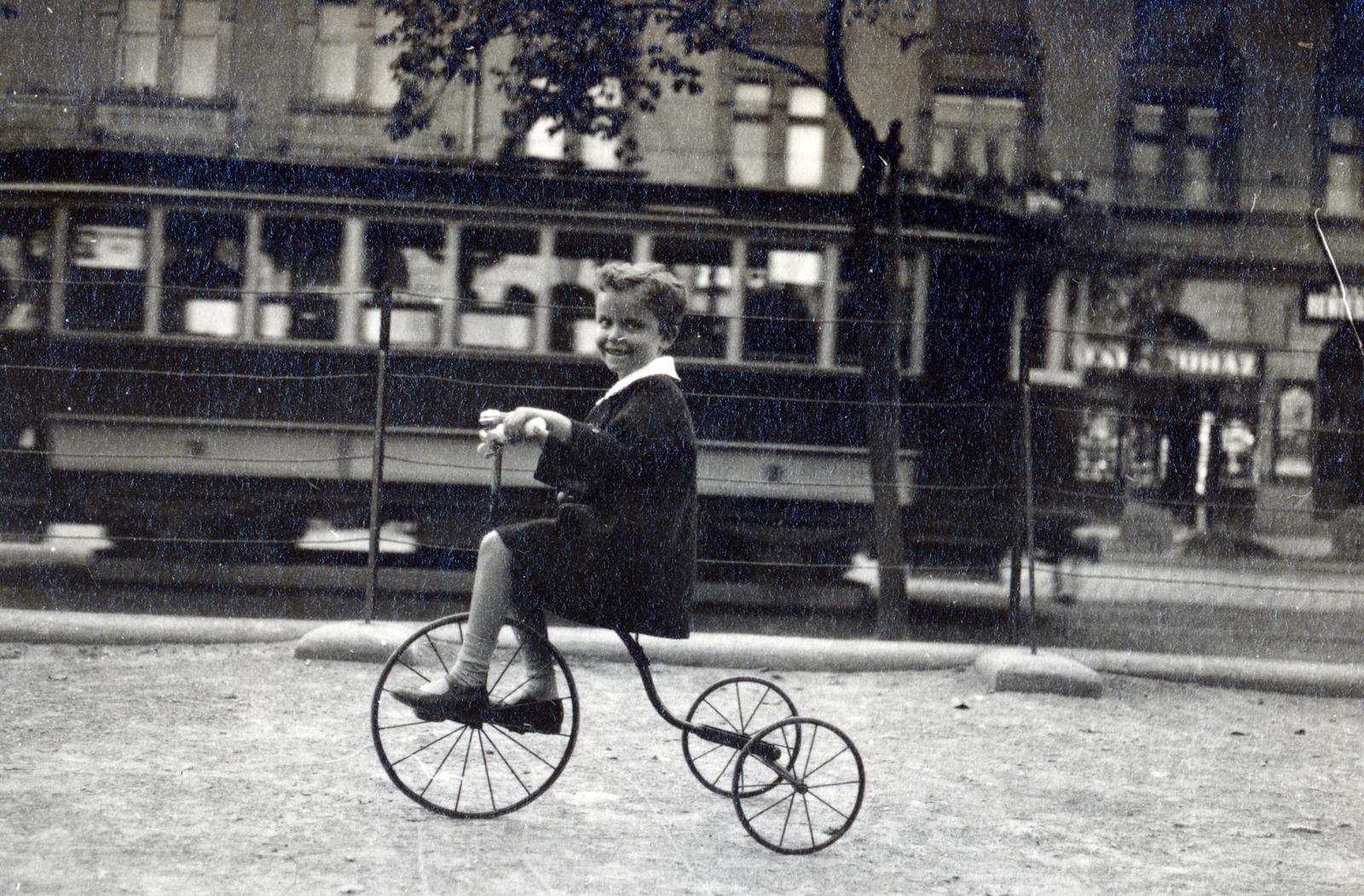 Hungary, Budapest VIII.,Budapest IX., Üllői út, szemben a túloldalon villamos mögött a 109 c és b számú ház látható., 1927, Bor Dezső, kid, kids' tricycles, tram, Budapest, Fortepan #231976