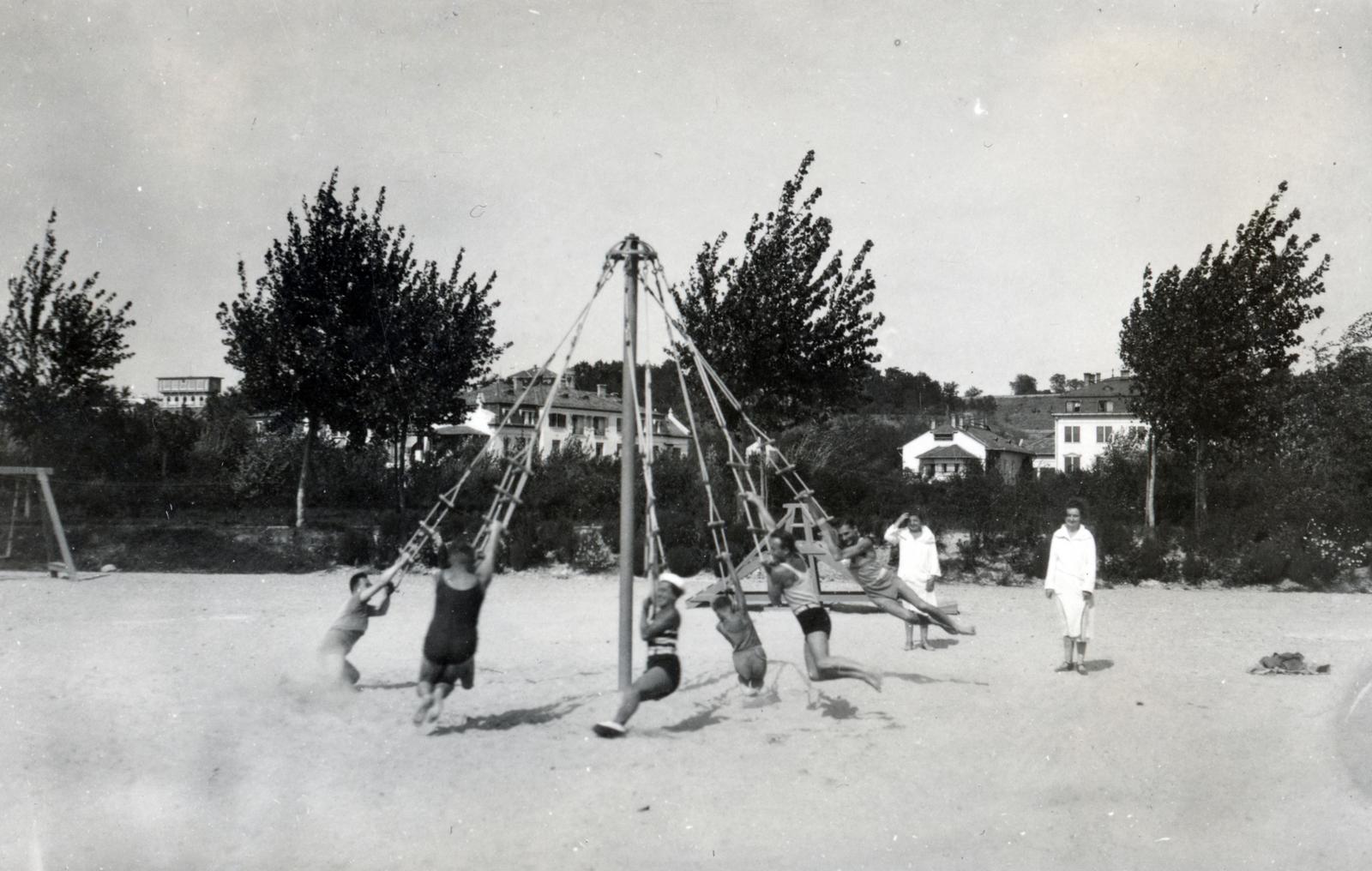 Hungary, Balatonkenese, Székesfővárosi tisztviselők üdülőtelepe (később Honvéd üdülő)., 1934, Bor Dezső, carousel, Fortepan #231984