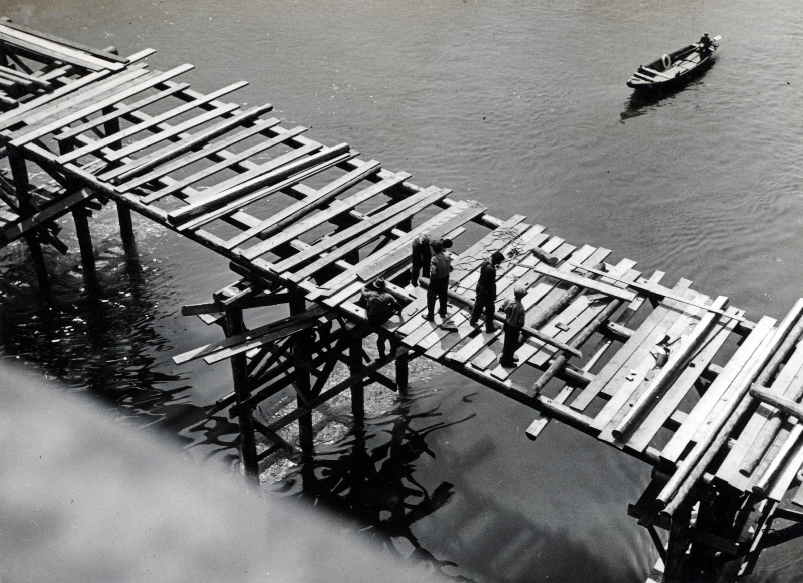 Hungary, Budapest V.,Budapest II., a felvétel a Margit híd 1935. és 1937. közötti kiszélesítésekor, átalakításakor készült, állvány- és munkahíd-építés., 1935, Bor Dezső, scaffolding, wooden bridge, bridge, Budapest, Fortepan #232038