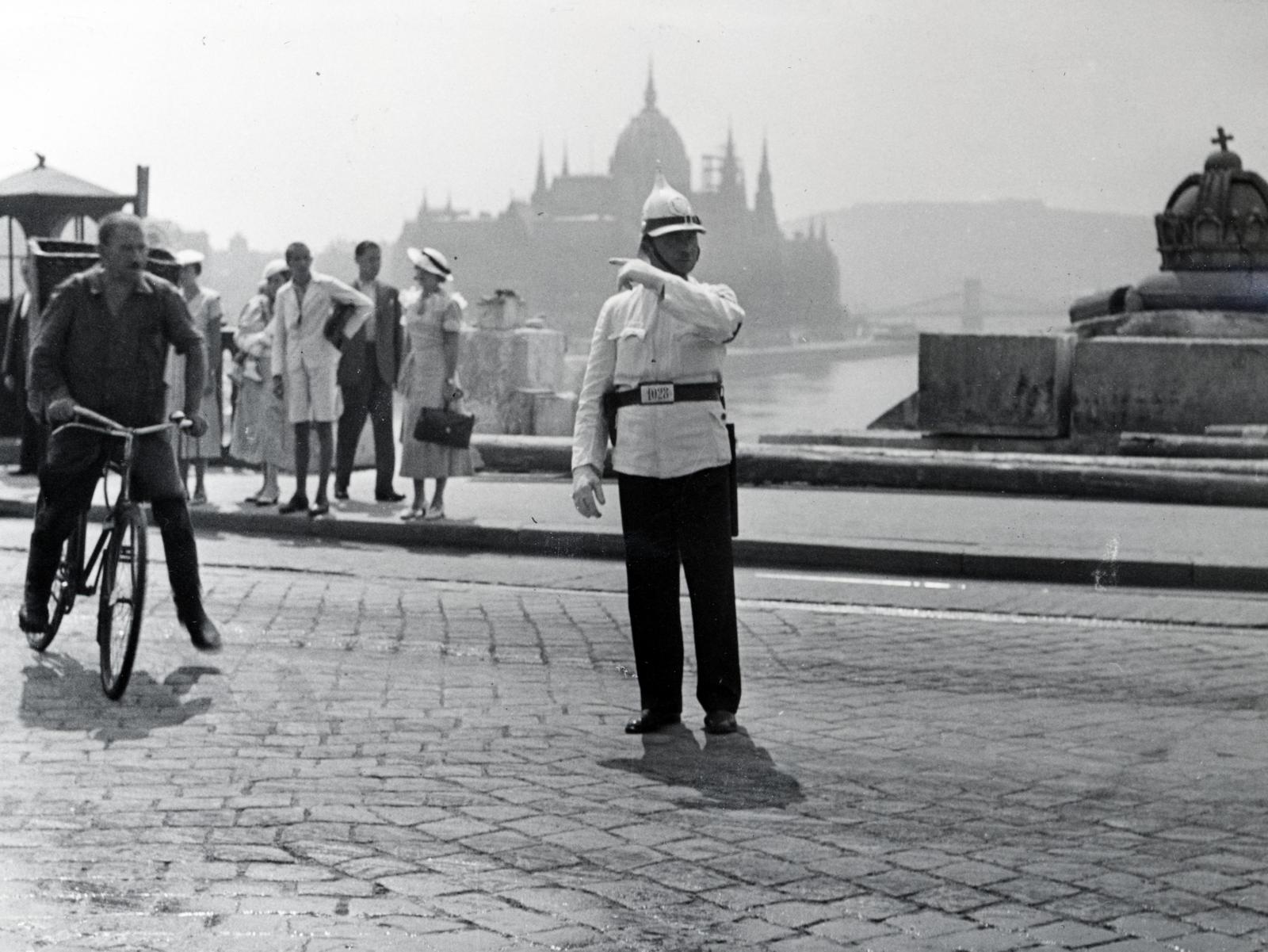 Magyarország, Budapest V.,Budapest II., a felvétel a Margit híd 1935. és 1937. közötti kiszélesítésekor, átalakításakor készült, állvány- és munkahíd-építés. Háttérben az Országház., 1935, Bor Dezső, rendőr, kerékpár, Budapest, Fortepan #232042