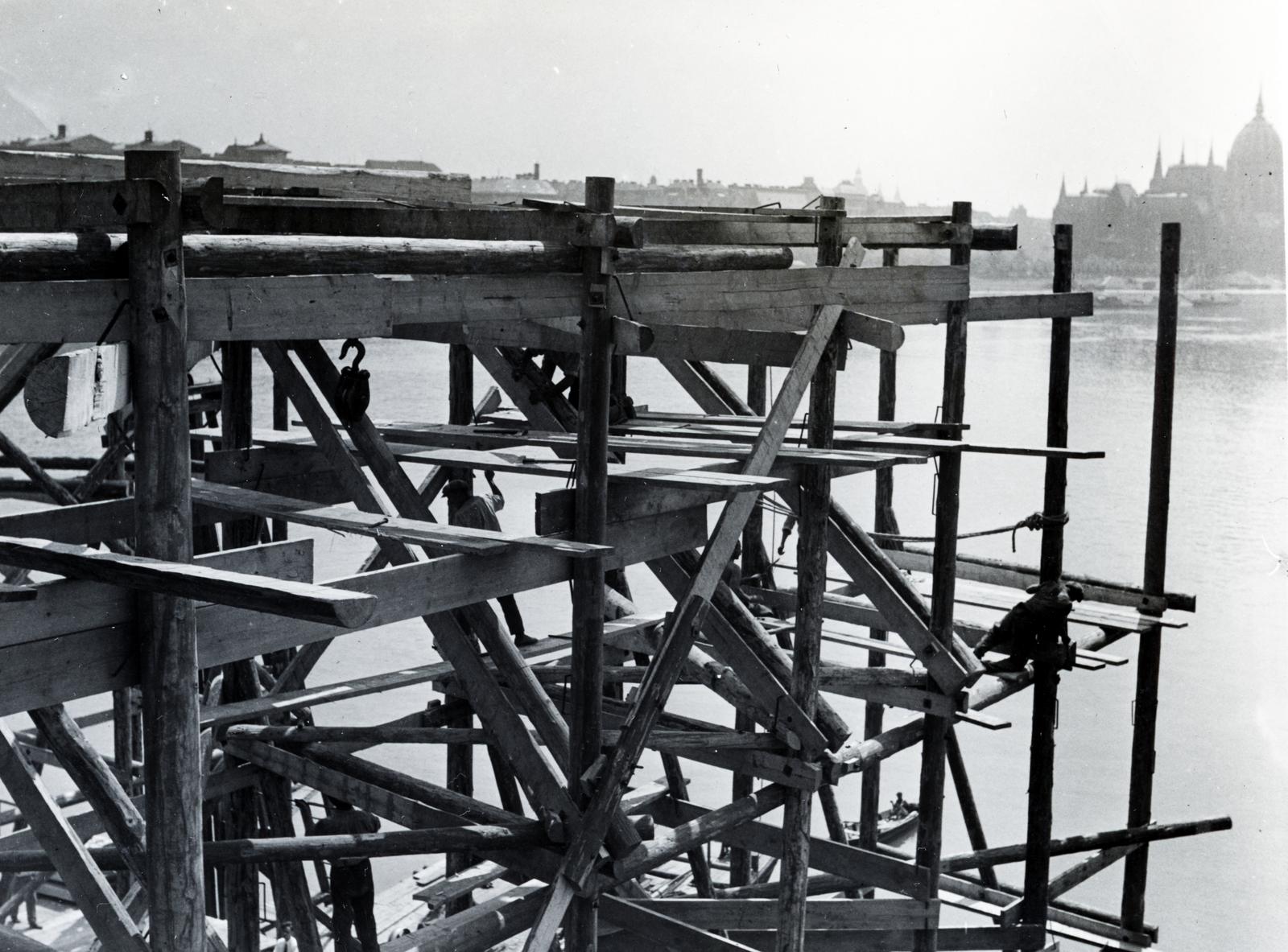 Hungary, Budapest V.,Budapest II., a felvétel a Margit híd 1935. és 1937. közötti kiszélesítésekor, átalakításakor készült, állvány- és munkahíd-építés., 1935, Bor Dezső, scaffolding, Budapest, Fortepan #232044