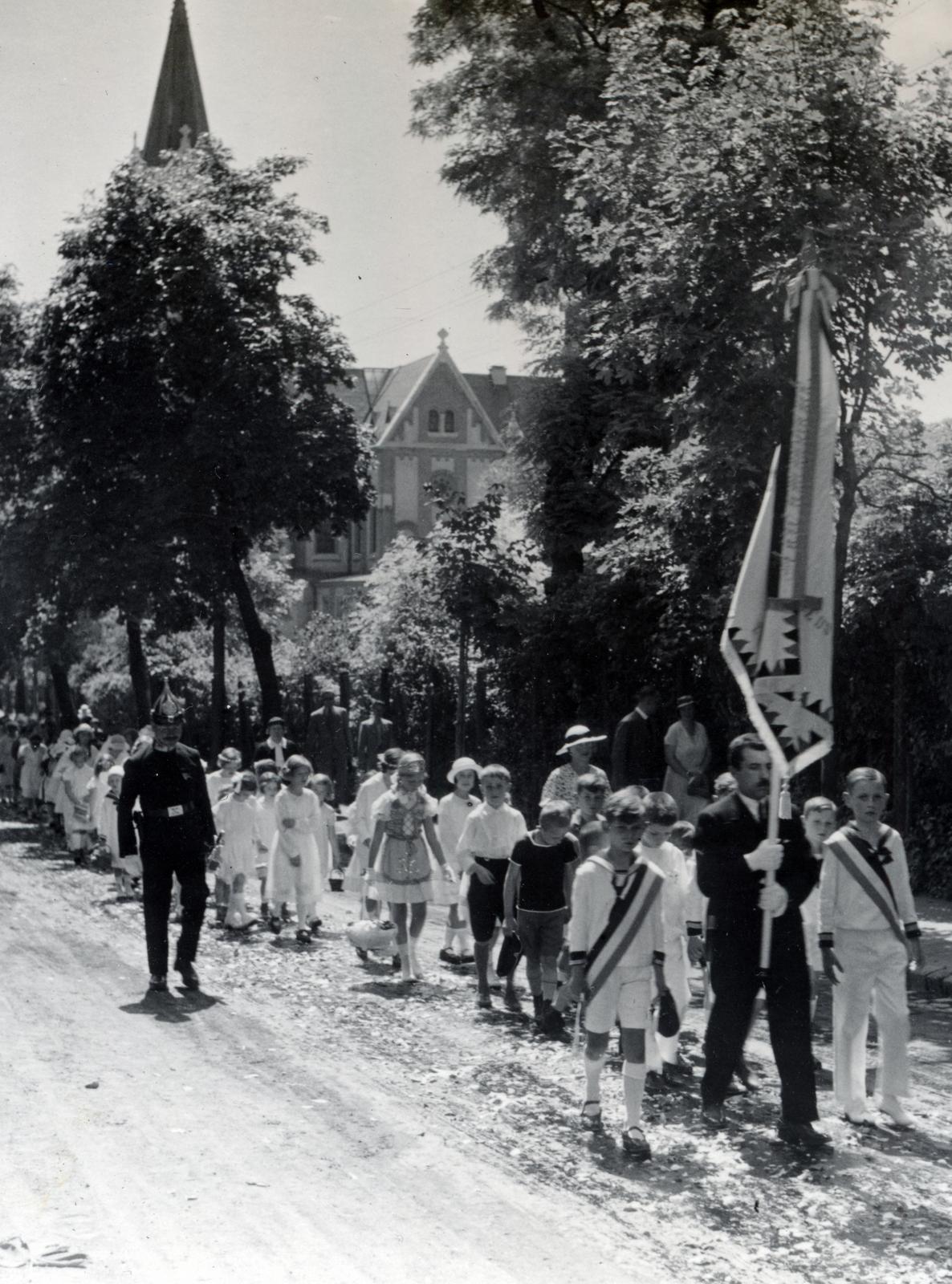Magyarország, Budapest XII., Zugliget, Szarvas Gábor út, elsőáldozó iskolások, háttérben a Szent Család-templom., 1934, Bor Dezső, Budapest, felvonulás, Fortepan #232069