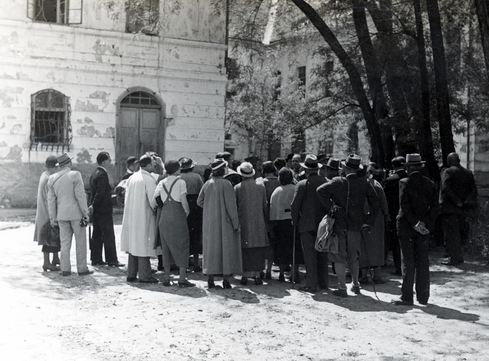 Magyarország, Pécel, Ráday-kastély, a felvétel a parkban készült., 1935, Bor Dezső, csoportkép, háttal, Fortepan #232076