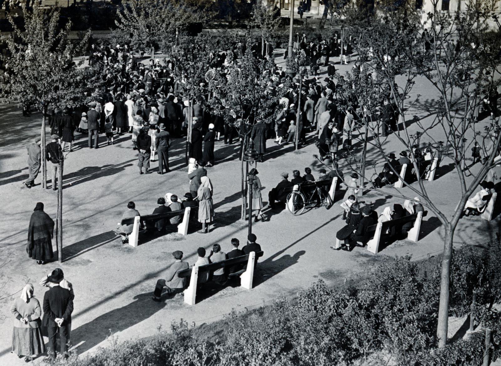 Hungary, Budapest IX., Ferenc tér, kilátás a 4. számú házból, térzene a parkban., 1935, Bor Dezső, Budapest, wind band, rest area, Fortepan #232081