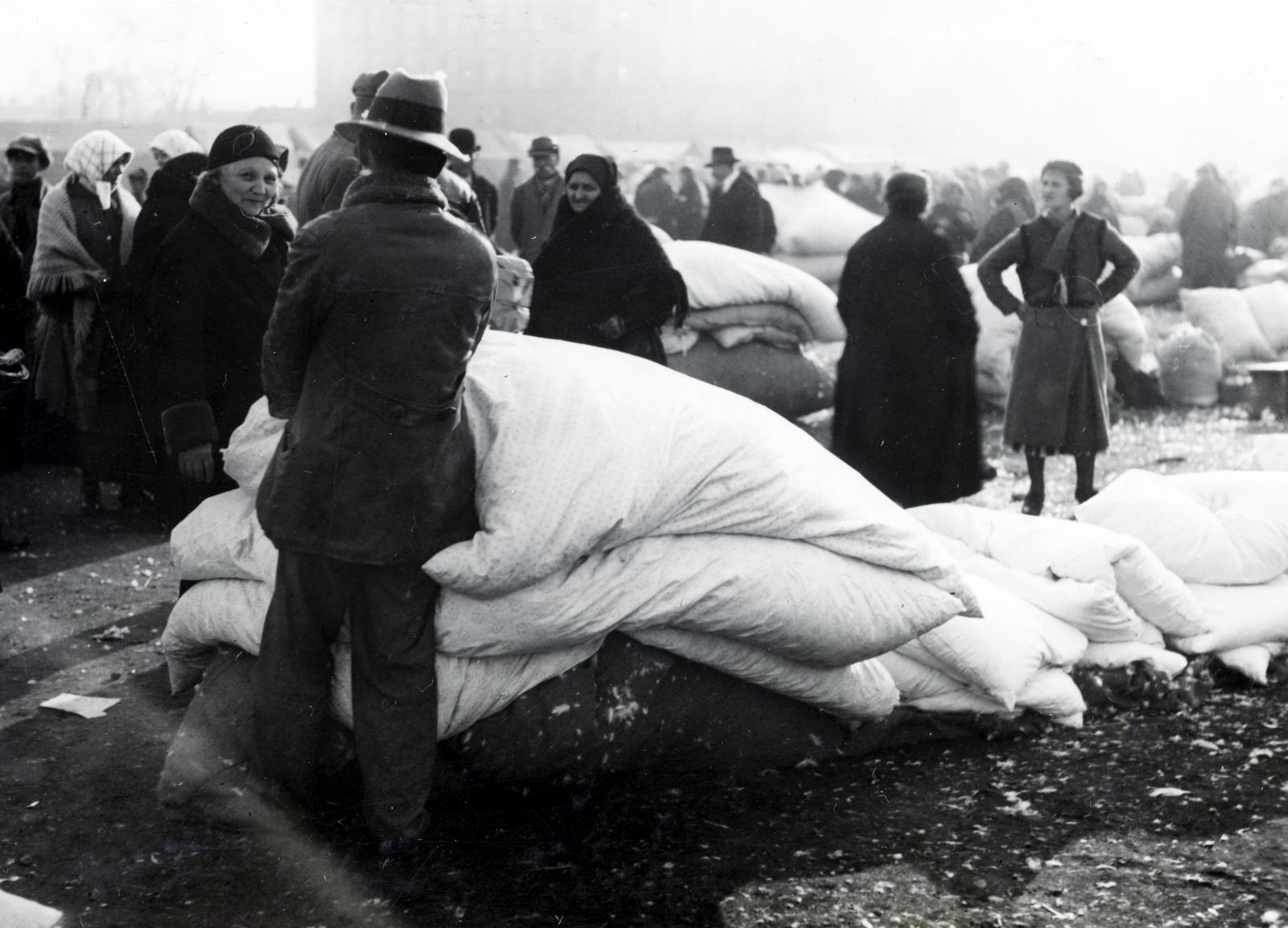 Hungary, Budapest IX., Haller utcai vásártér, országos vásár alkalmával készült a felvétel., 1931, Bor Dezső, market, bedsheet, Budapest, Fortepan #232095
