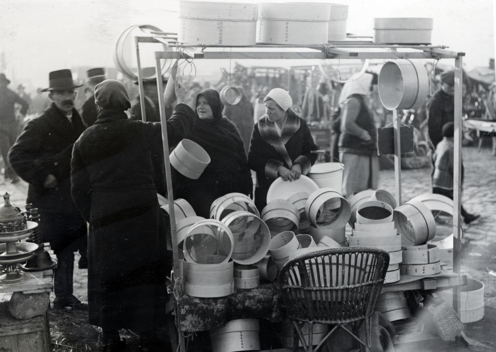 Hungary, Budapest IX., Haller utcai vásártér, országos vásár alkalmával készült a felvétel., 1931, Bor Dezső, market, wicker chair, sieve, Budapest, Fortepan #232101