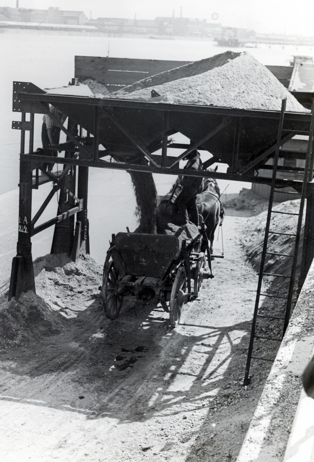 Hungary, Budapest IX., Lágymányosi rakpart, sóderszállító szekér feltöltése., 1931, Bor Dezső, Budapest, transportation, Horse-drawn carriage, Fortepan #232110