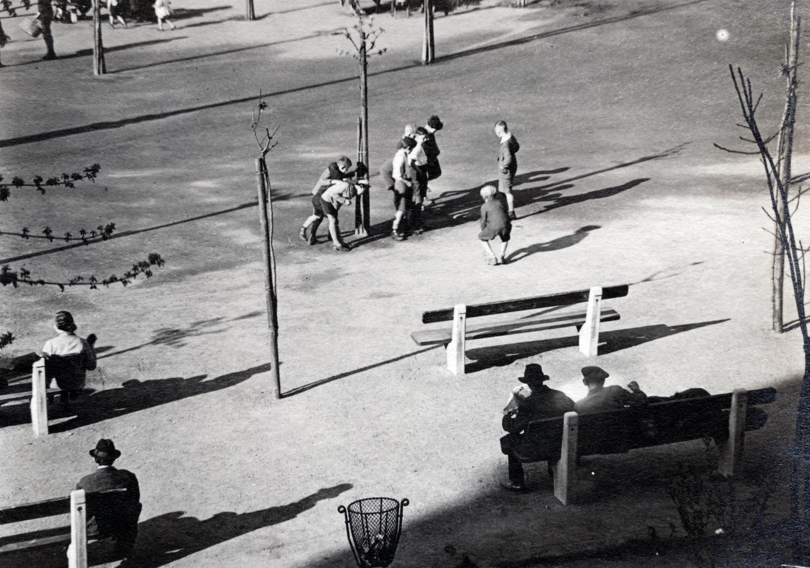 Hungary, Budapest IX., Ferenc tér, kilátás a 4. számú házból a parkra., 1934, Bor Dezső, toy, bench, kid, trash can, Budapest, Fortepan #232152