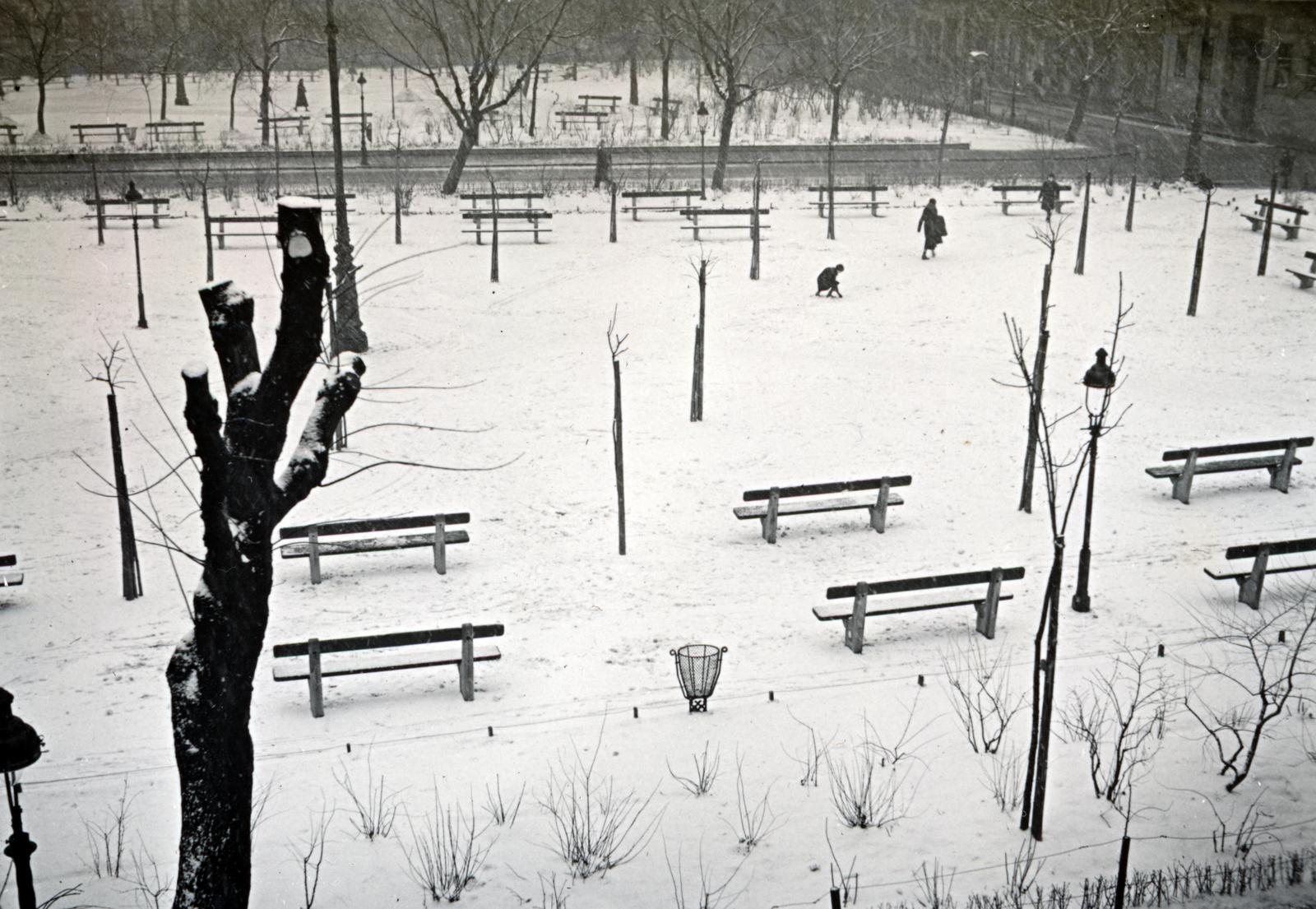 Magyarország, Budapest IX., Ferenc tér, kilátás a 4. számú házból a parkra., 1934, Bor Dezső, Budapest, Fortepan #232154