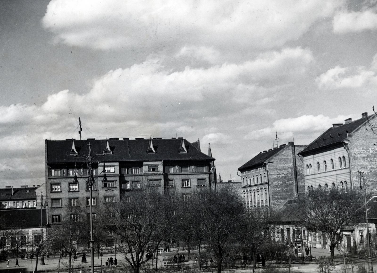 Hungary, Budapest IX., Ferenc tér, kilátás a 4. számú házból a parkra. Szemben a Bokréta utca és a Tűzoltó utca sarkán álló ház felett az Örökimádás templom tornya látható., 1934, Bor Dezső, Budapest, tenement house, Fortepan #232155