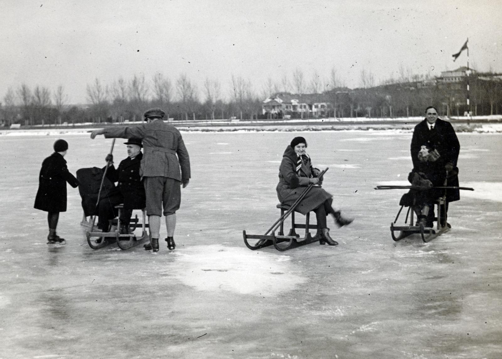 Hungary, Balatonkenese, fakutyázók a befagyott Balaton jegén a Székesfővárosi tisztviselők üdülőtelepe (később Honvéd üdülő) előtt., 1934, Bor Dezső, Best of, Fortepan #232159
