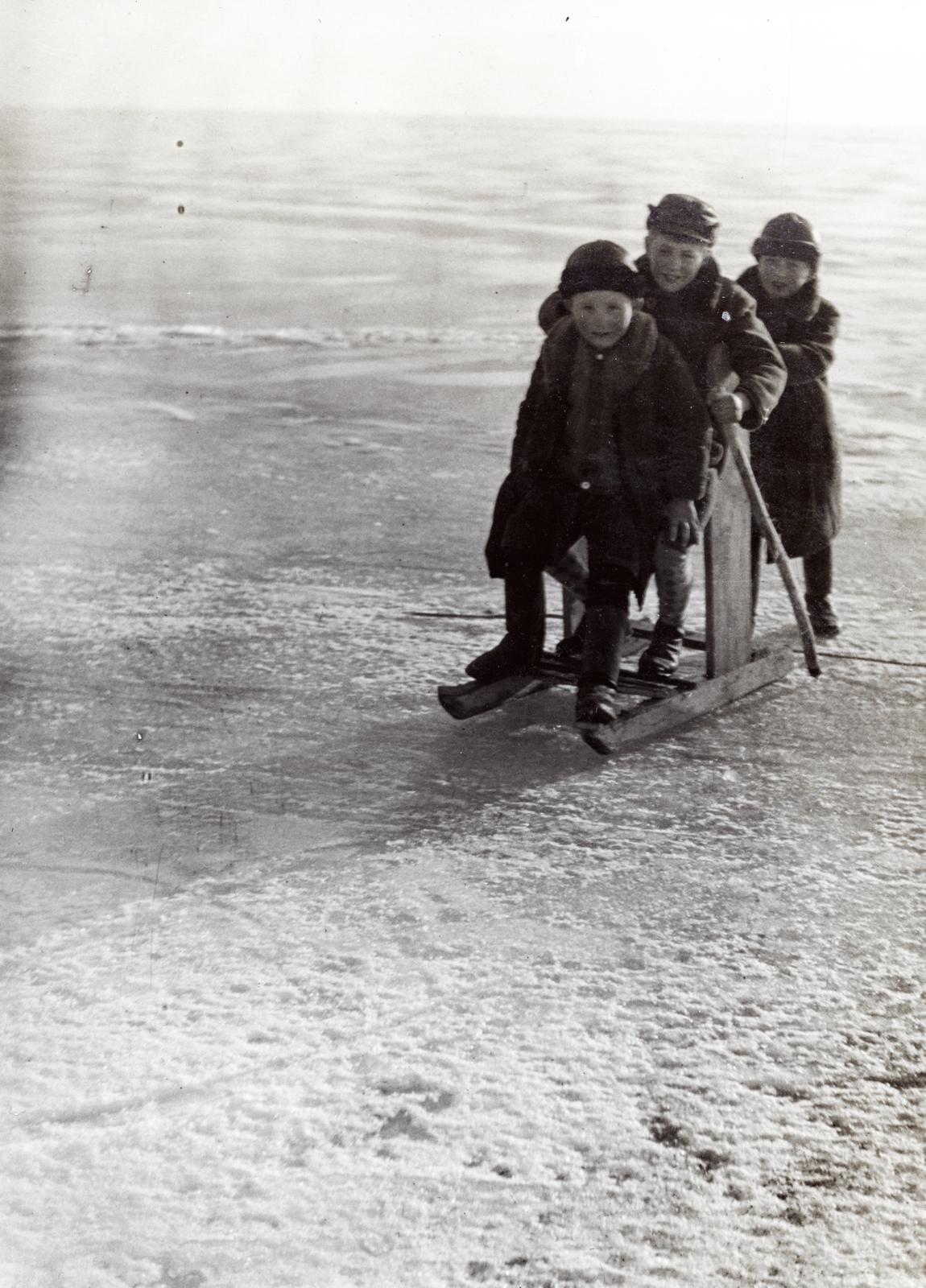 Hungary, Balatonkenese, fakutyázók a befagyott Balaton jegén a Székesfővárosi tisztviselők üdülőtelepe (később Honvéd üdülő) előtt., 1934, Bor Dezső, kids, Fortepan #232162