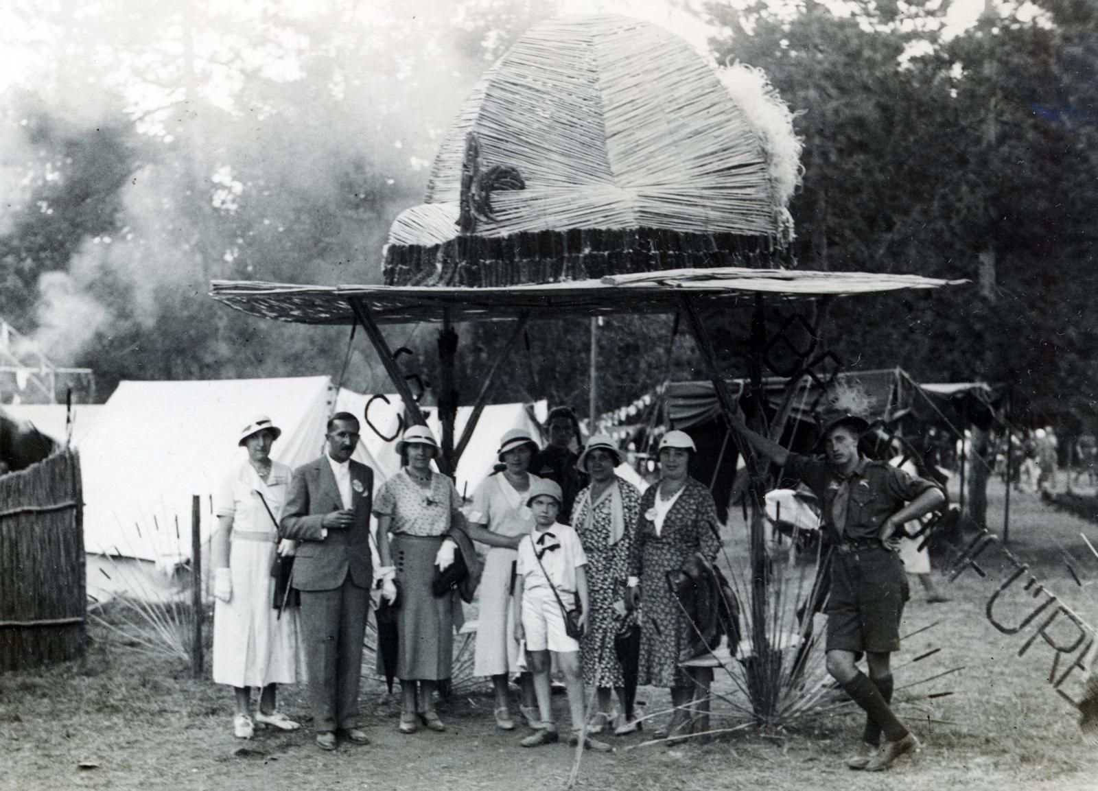 Hungary, Gödöllő, 4. Nemzetközi Cserkész Világtalálkozó (Jamboree), a felvétel a balatonfürediek szalmából font cserkészkalapot formáló táborkapuja előtt készült., 1933, Bor Dezső, scouting, hat, Fortepan #232170