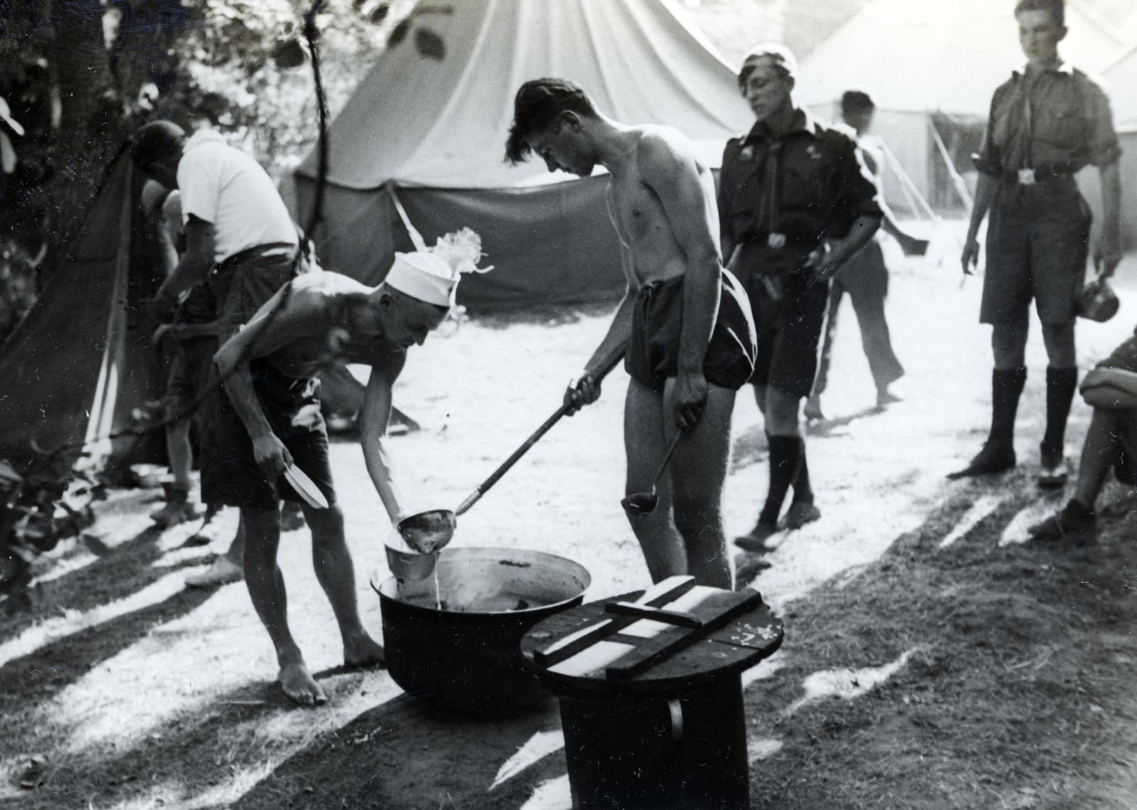 Hungary, Gödöllő, 4. Nemzetközi Cserkész Világtalálkozó (Jamboree)., 1933, Bor Dezső, scouting, barefoot, cauldron, ladle, cooking, Fortepan #232172