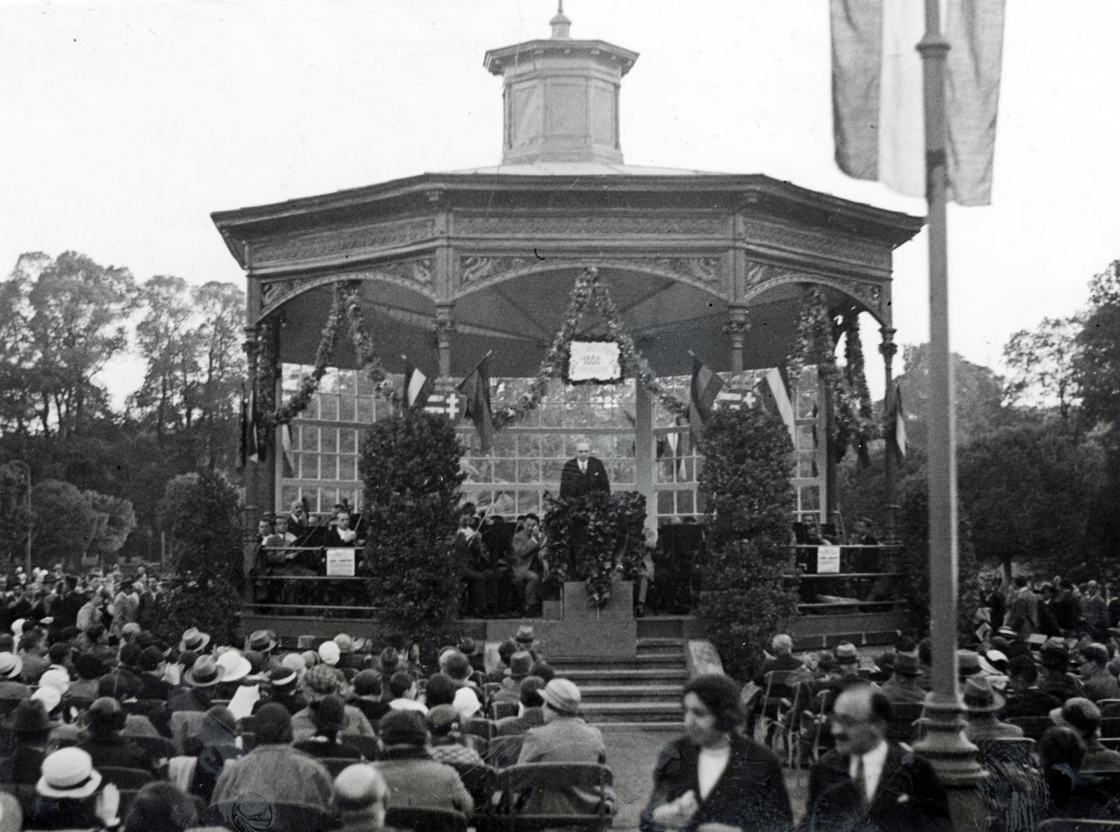 Magyarország, Városliget, Budapest XIV., a Székesfővárosi Zenekar jubileumi, 1000. hangversenye az Iparcsarnok előtti zenepavilonban, 1933. július 8-án. A karmester Bor Dezső., 1933, Bor Dezső, pavilon, közönség, Budapest, Fortepan #232184