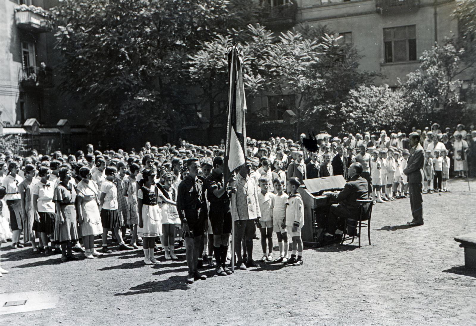 1934, Bor Dezső, musical instrument, festive, school yard, Fortepan #232185