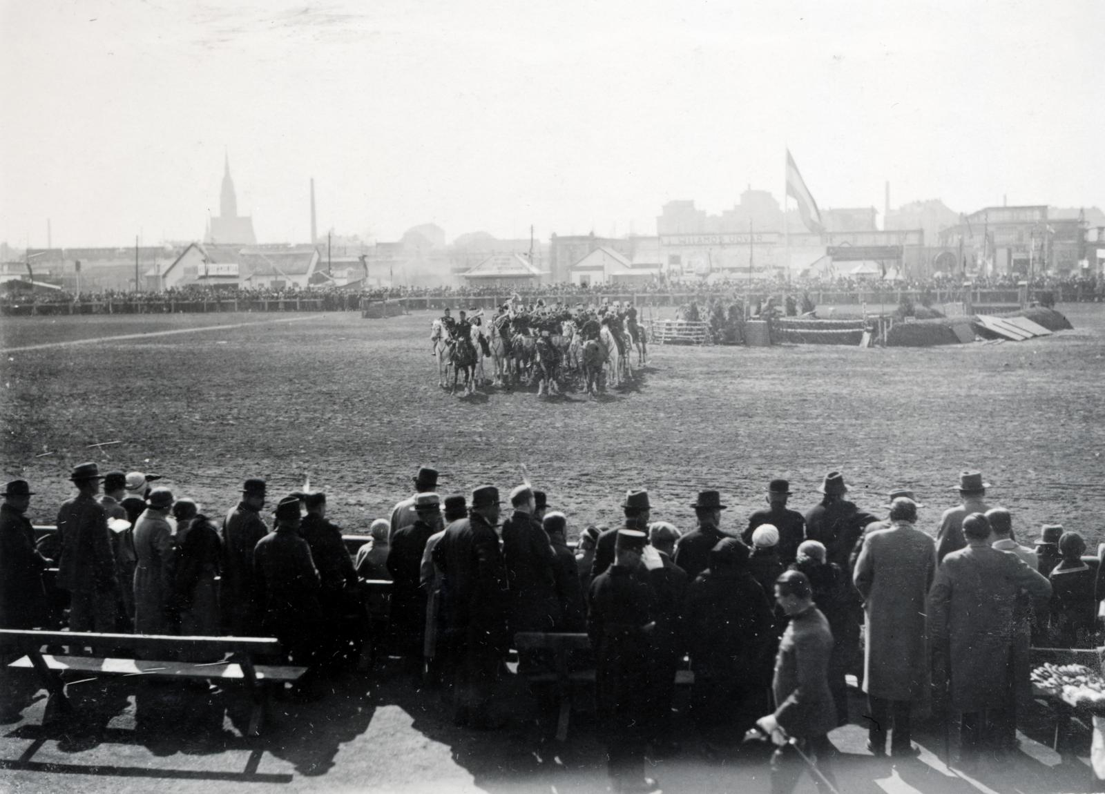 Magyarország, Budapest X., Albertirsai út, a Mezőgazdasági kiállítás lovaspályája, háttérben balra a kőbányai Szent László-templom., 1934, Bor Dezső, Budapest, Fortepan #232191