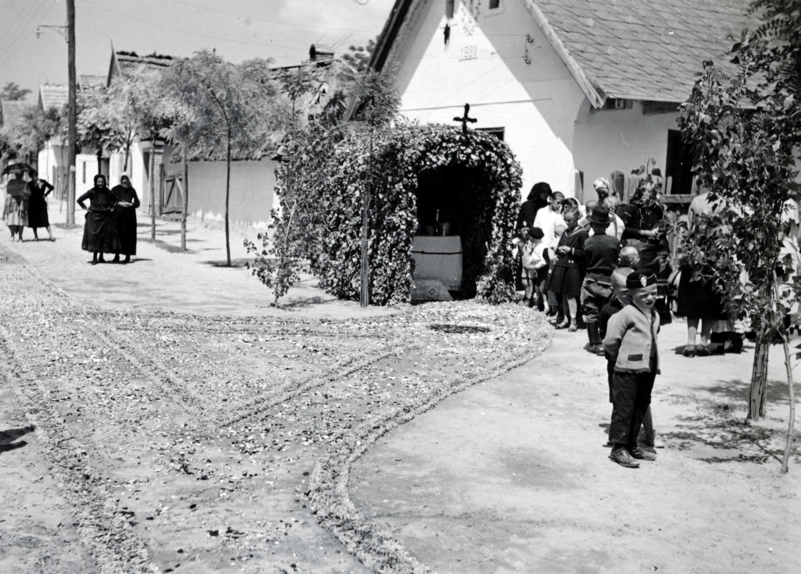 Magyarország, Csömör, Deák Ferenc utca, az úrnapi körmenetre készített oltár., 1932, Bor Dezső, körmenet, oltár, virágszőnyeg, Fortepan #232204