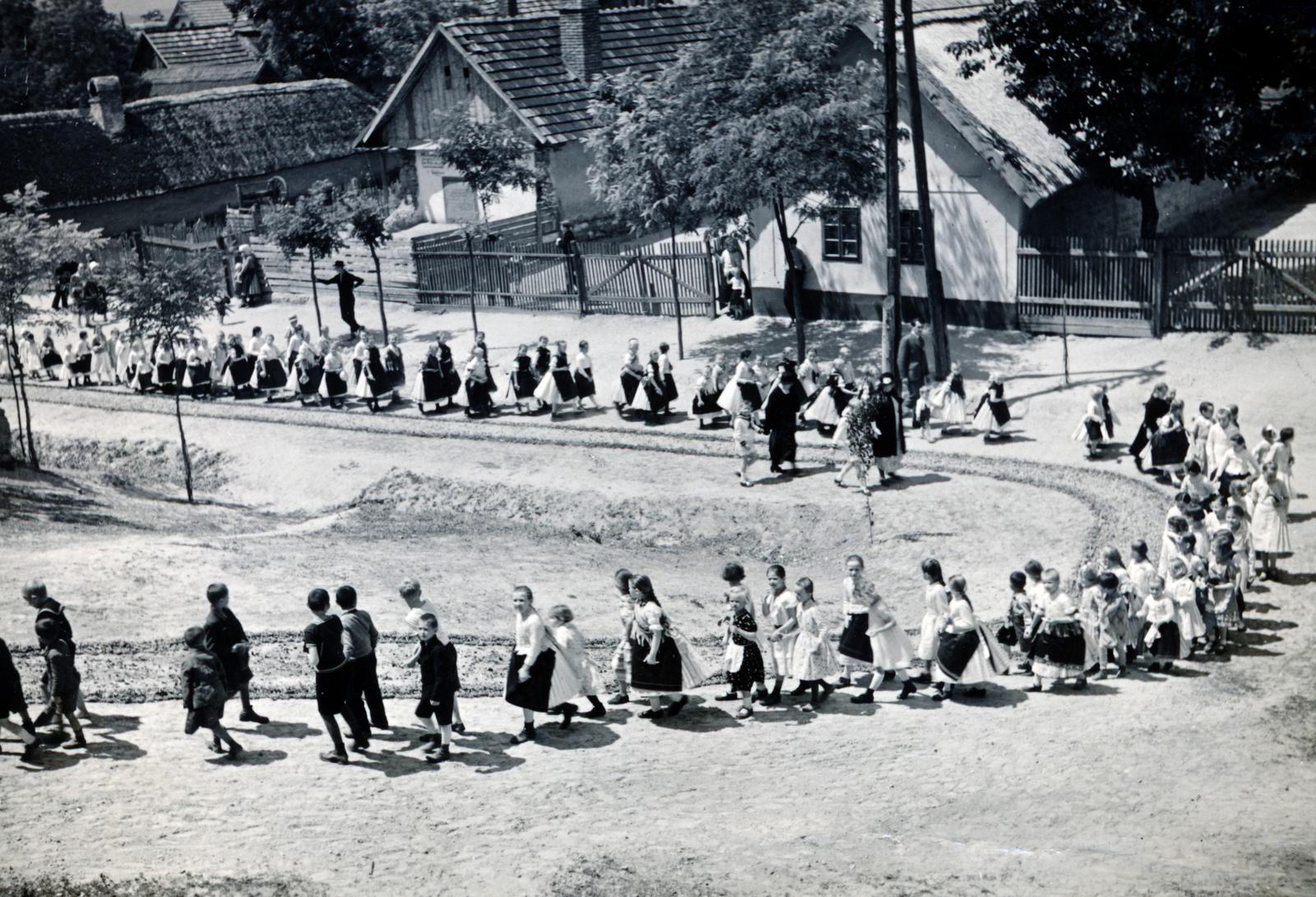 Hungary, Csömör, a felvétel a Kossuth Lajos utca és a Deák Ferenc utca találkozásánál úrnapi körmenet alkalmával készült., 1932, Bor Dezső, procession, flower carpet, Fortepan #232205