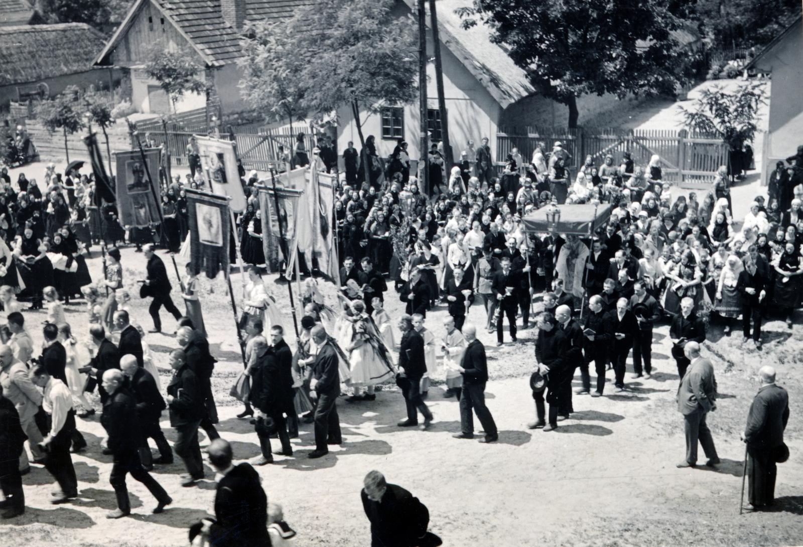 Magyarország, Csömör, a felvétel a Kossuth Lajos utca és a Deák Ferenc utca találkozásánál úrnapi körmenet alkalmával készült., 1932, Bor Dezső, Fortepan #232208