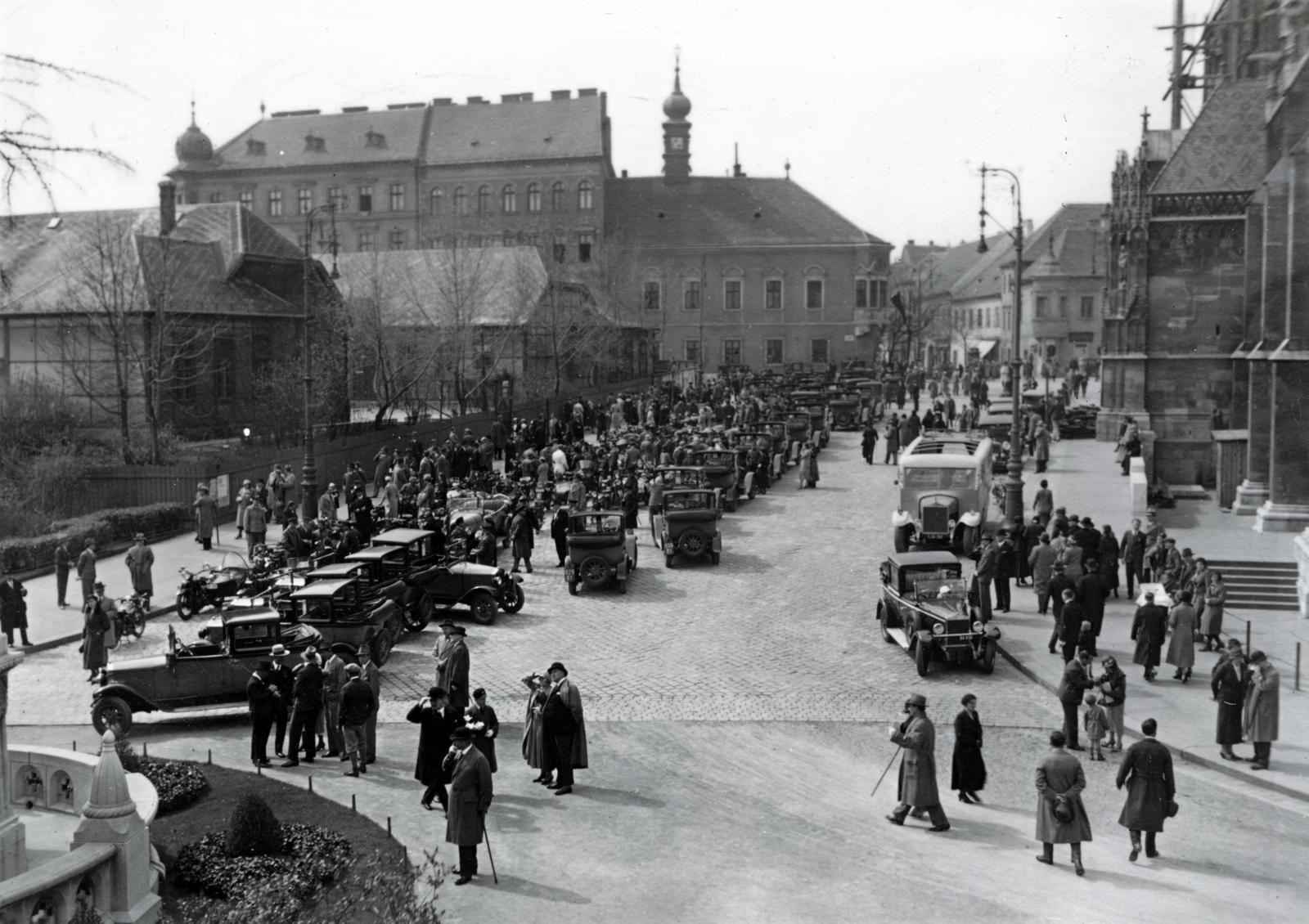 Hungary, Budapest I., kilátás a Halászbástyától a Szentháromság tér felé. Szemben a Tárnok utca - Szentháromság utca sarkán a régi budai Városháza épülete, jobbra a Mátyás-templom., 1934, Bor Dezső, Best of, church, castle district, automobile, Budapest, Fortepan #232213