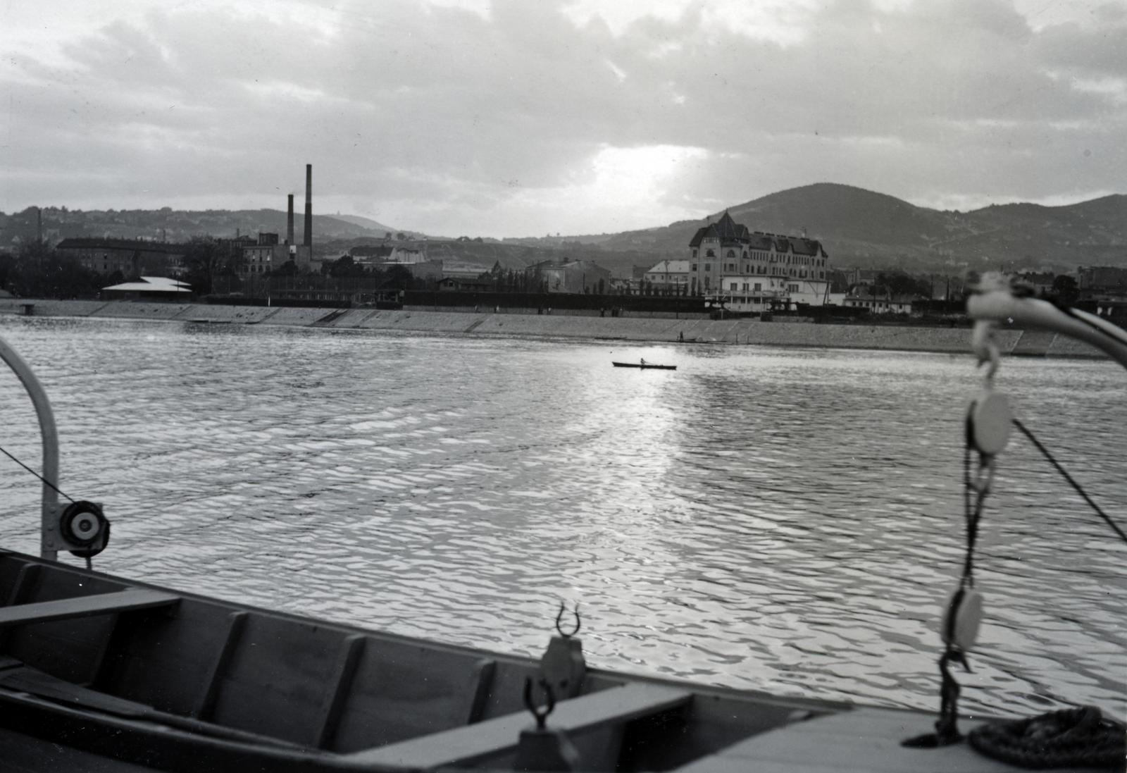 Hungary, Budapest III., kilátás egy hajó fedélzetéről az Óbudai Duna-part, az Árpád fejedelem útja - Tímár utca sarkán álló épület és a Budai hegyek felé., 1934, Bor Dezső, Best of, picture, boat, mountain, shore, wharf, river, Budapest, Fortepan #232223