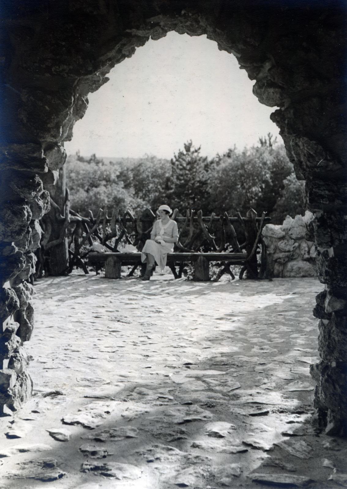 Hungary, Budapest II., Látó-hegy / Gugger-hegy, Árpád kilátó., 1932, Bor Dezső, Budapest, bench, lady, sitting, Fortepan #232232