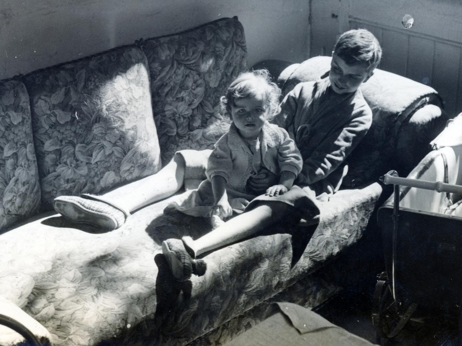 1935, Bor Dezső, Best of, girl, brothers, kids, kid, couch, sunshine, Fortepan #232242