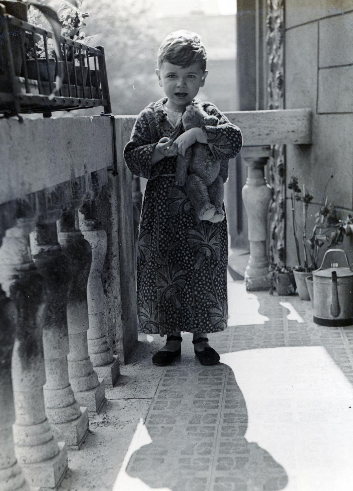 Hungary, Budapest IX., Ferenc tér, a felvétel a 4. számú ház egyik I. emeleti erkélyén készült:, 1937, Bor Dezső, Best of, kid, watering can, planter, smoking jacket, balcony, teddy bear, Budapest, Fortepan #232251