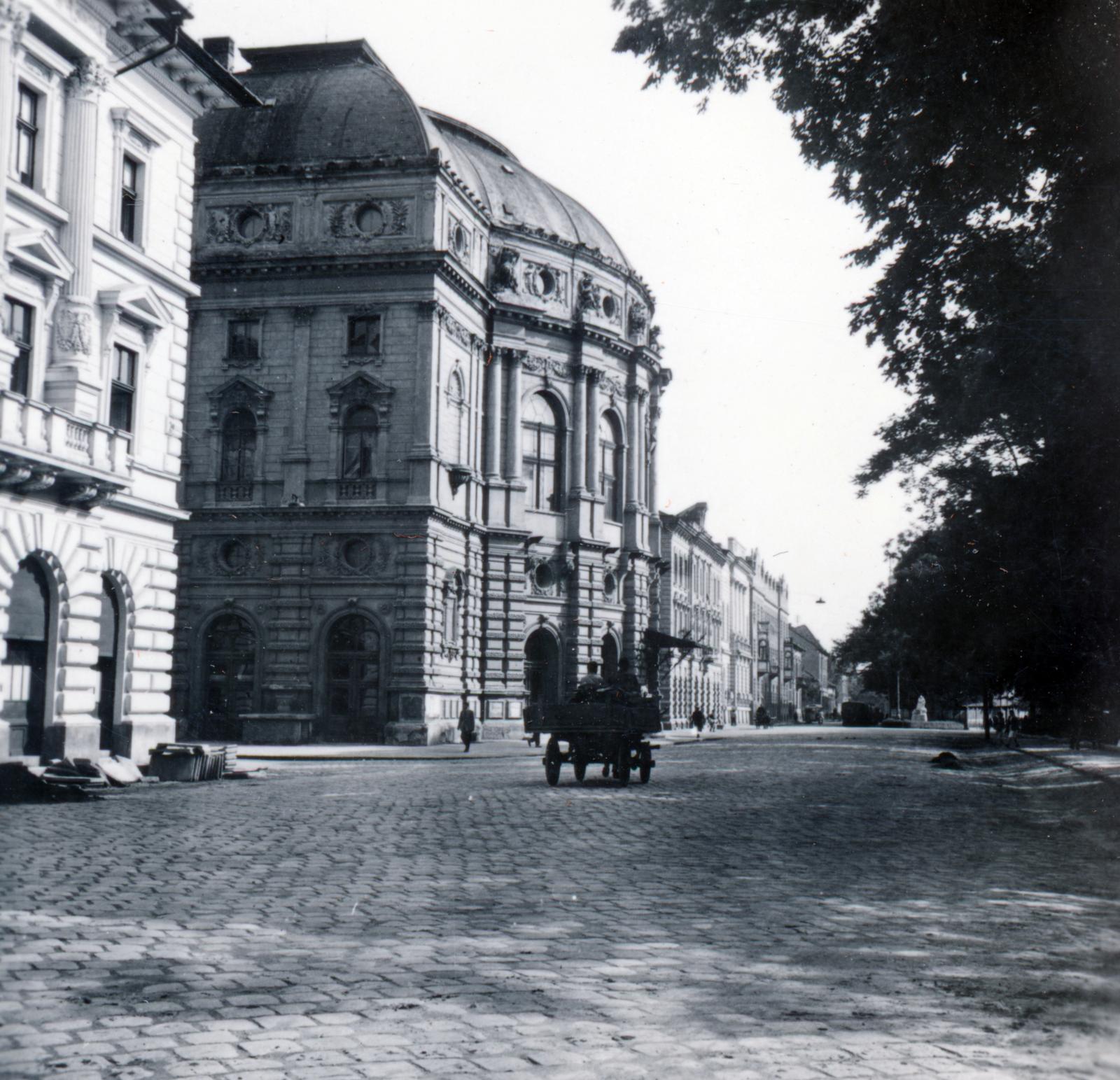 Hungary, Szeged, Stefánia, szemben a Szegedi Nemzeti Színház., 1939, Losonci Rita dr., chariot, street view, cobblestones, Fortepan #232258