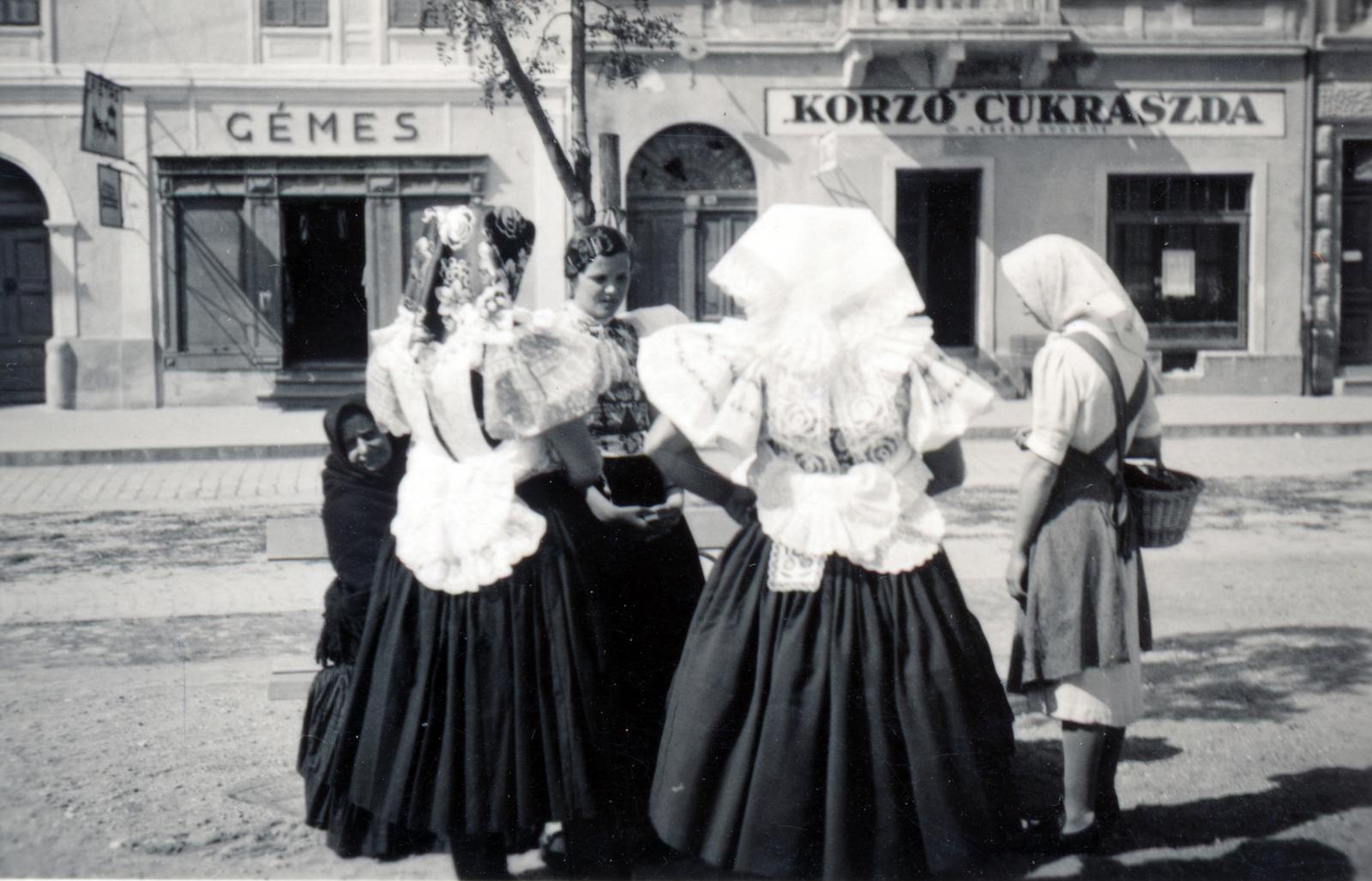 Slovakia, Rimavská Sobota, a felvétel a Fő (Horthy Miklós) téren készült., 1939, Losonci Rita dr., store display, folk costume, pastry shop, Fortepan #232272