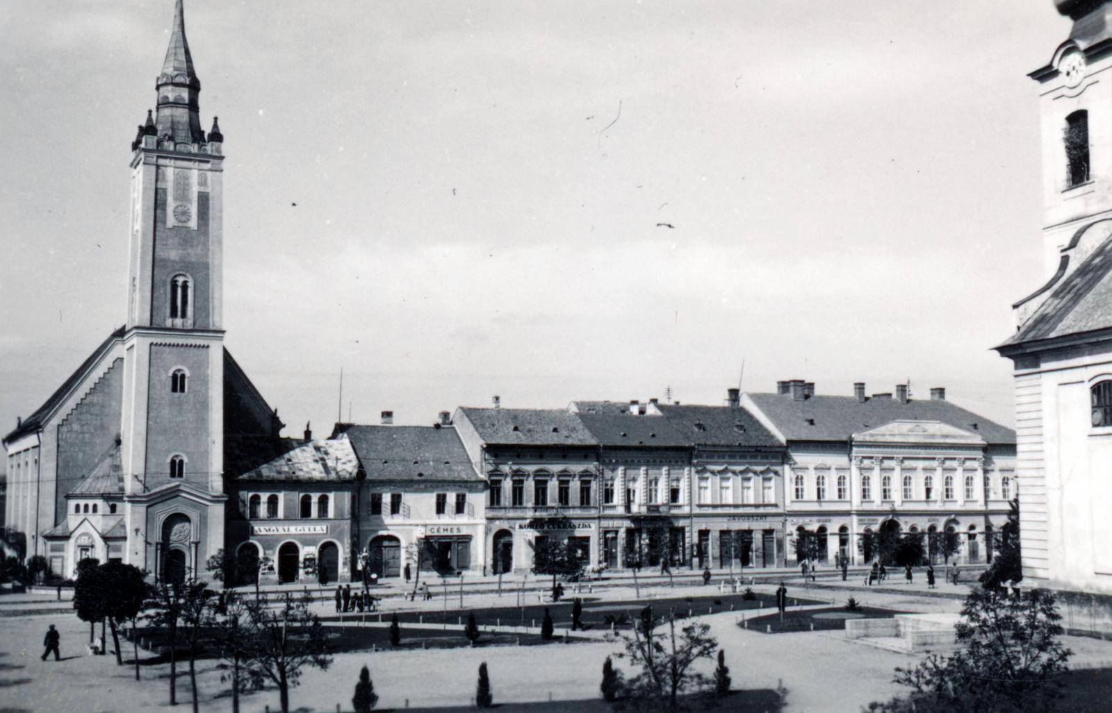 Slovakia, Rimavská Sobota, Fő (Horthy Miklós) tér, balra a református templom, jobbra a Keresztelő Szent János-templom részlete látszik., 1939, Losonci Rita dr., street view, steeple, Fortepan #232273