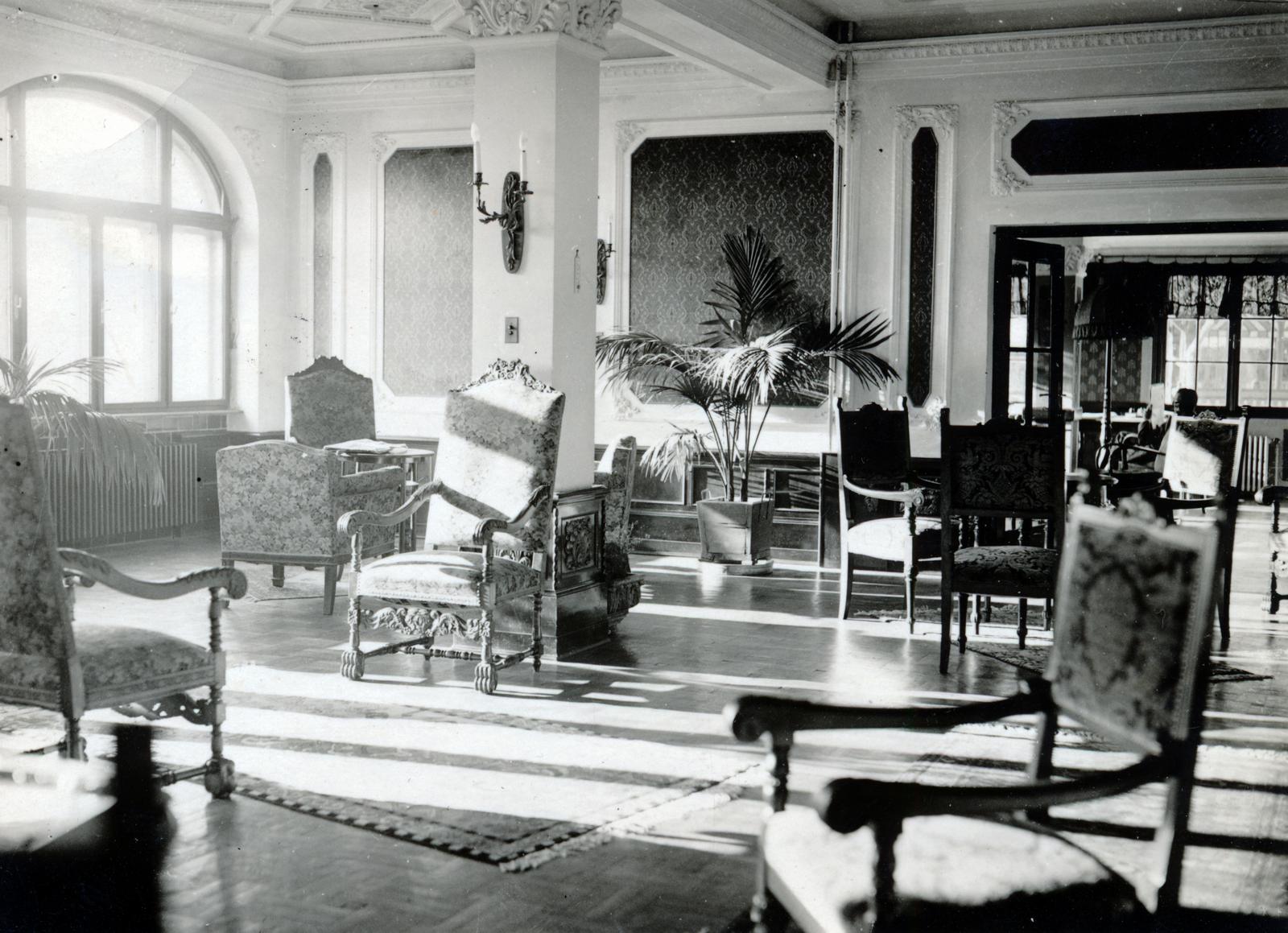 Hungary, Balatonkenese, Székesfővárosi tisztviselők üdülőtelepe (később Honvéd üdülő), hall., 1914, Losonci Rita dr., interior, arm chair, Fortepan #232275