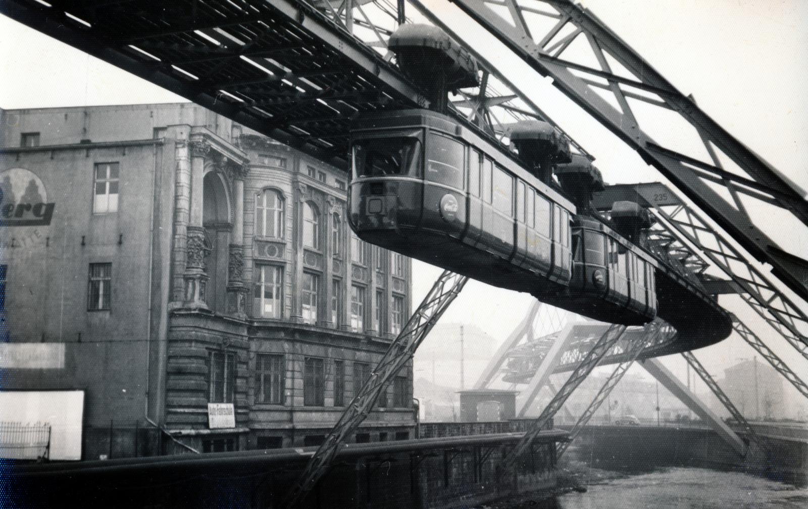 Germany, a Wuppertali függővasút (Wuppertaler Schwebebahn) a Wupper folyó felett. A felvétel a mai Ohligsmühle/Stadthalle állomás bejáratának helye előtt készült, az Alexanderbrücke irányából., 1952, Losonci Rita dr., Fortepan #232285