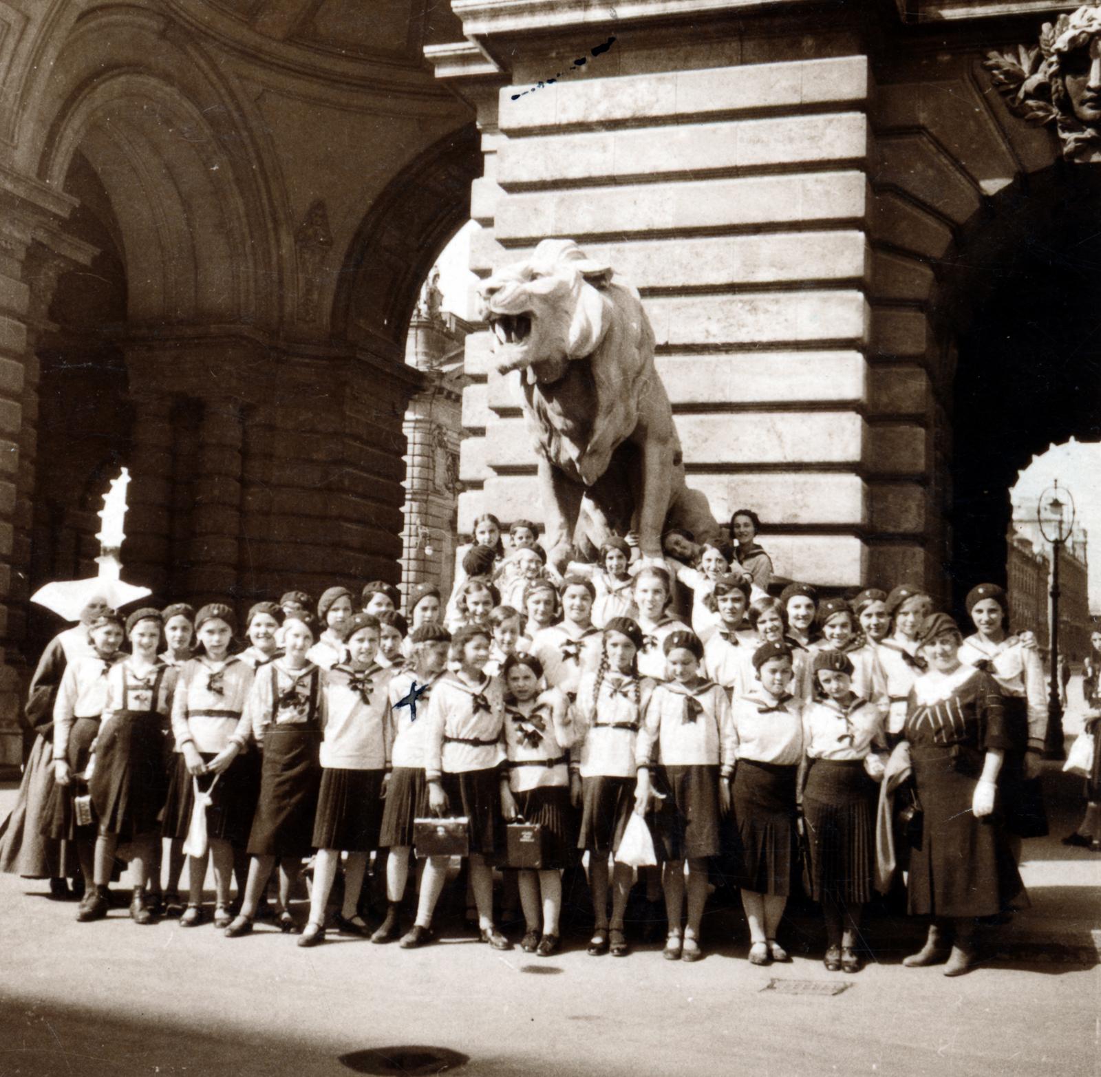 1934, Liszkay Cecília, kőoroszlán, iskolai egyenruha, csoportkép, Fortepan #232290