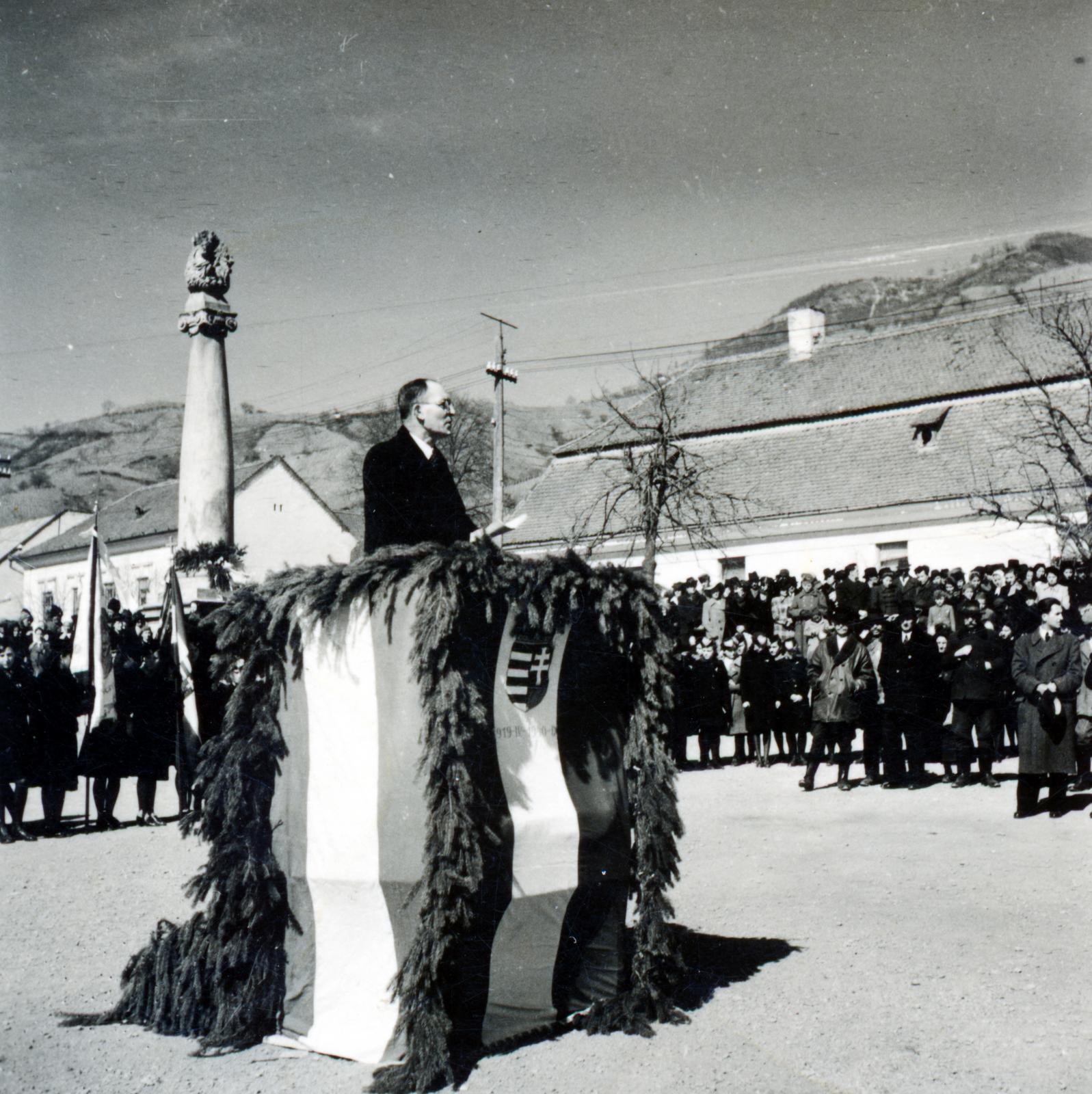 Romania,Transylvania, Șimleu Silvaniei, Parcul Central, balra a Szentháromság-oszlop (1772)., 1940, Liszkay Cecília, Fortepan #232291