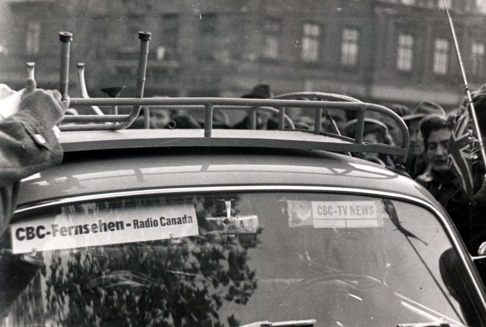 Magyarország, Budapest VI., Oktogon (November 7. tér), a kanadai CBC televízió és rádió tudósítóinak Mercedes típusú személygépkocsija., 1956, Virány László, újságíró, forradalom, Budapest, Fortepan #232366