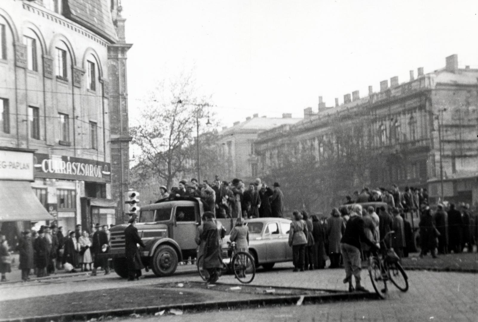 Magyarország, Budapest VIII., Nyugati (Marx) tér a Westend-ház előtt. Háttérben a Teréz (Lenin) körút melletti épültek láthatók., 1956, Virány László, kerékpár, Budapest, cukrászda, forradalom, Csepel-márka, teherautó, Fortepan #232367