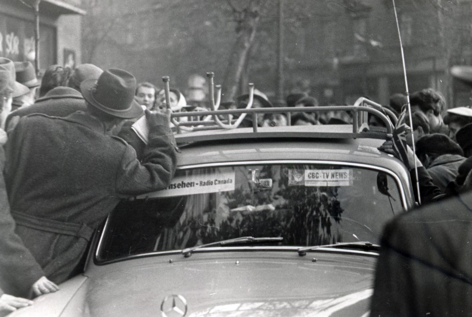 Magyarország, Budapest VI., Oktogon (November 7. tér), a kanadai CBC televízió és rádió tudósítóinak Mercedes típusú személygépkocsija., 1956, Virány László, mercedes w120, Mercedes-márka, sajtó, forradalom, Budapest, Fortepan #232370
