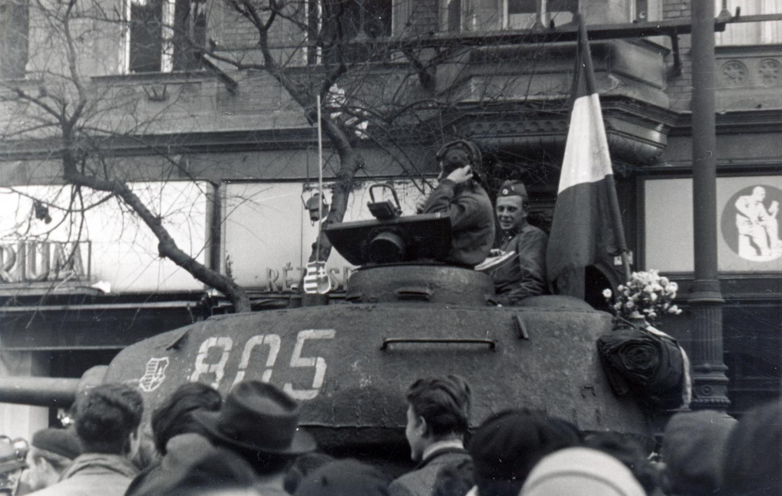 Magyarország, Budapest VII., Erzsébet (Lenin) körút, háttérben a 7. számú ház., 1956, Virány László, Kossuth címer, harckocsi, T-34 tank, Budapest, forradalom, Fortepan #232374