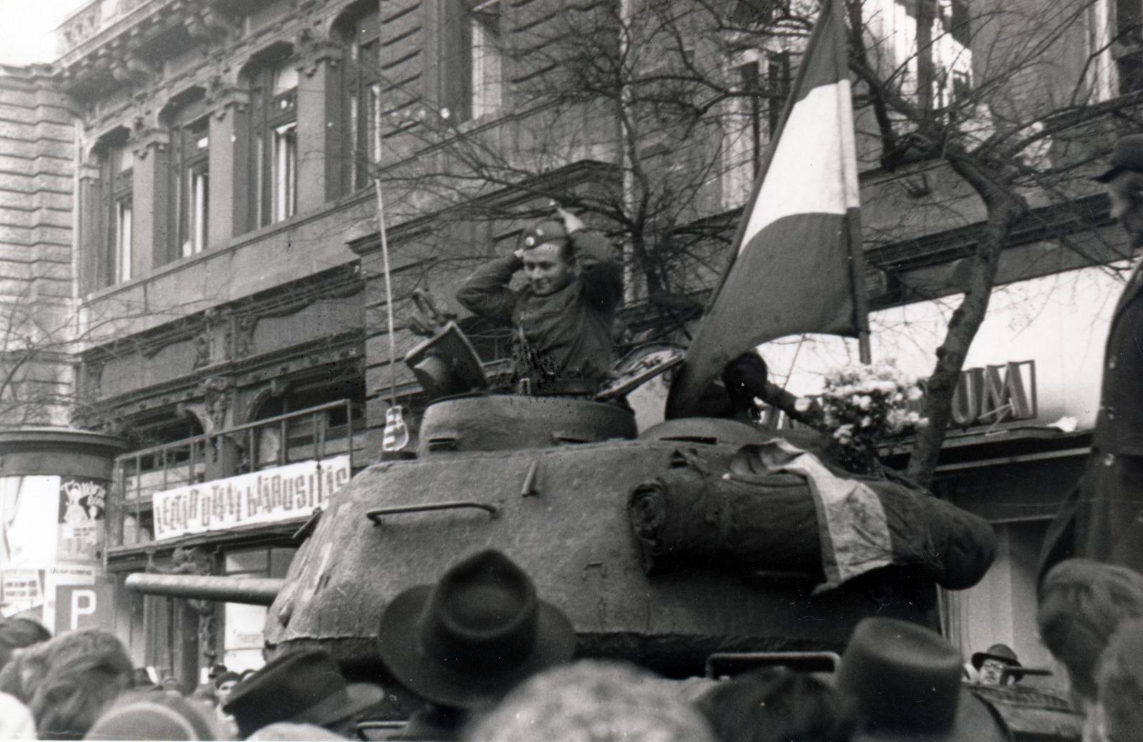 Magyarország, Budapest VII., Erzsébet (Lenin) körút, háttérben a 7. számú ház és mellette a Hungária (korábban és ma New York) kávéház., 1956, Virány László, harckocsi, T-34 tank, Budapest, forradalom, Fortepan #232377