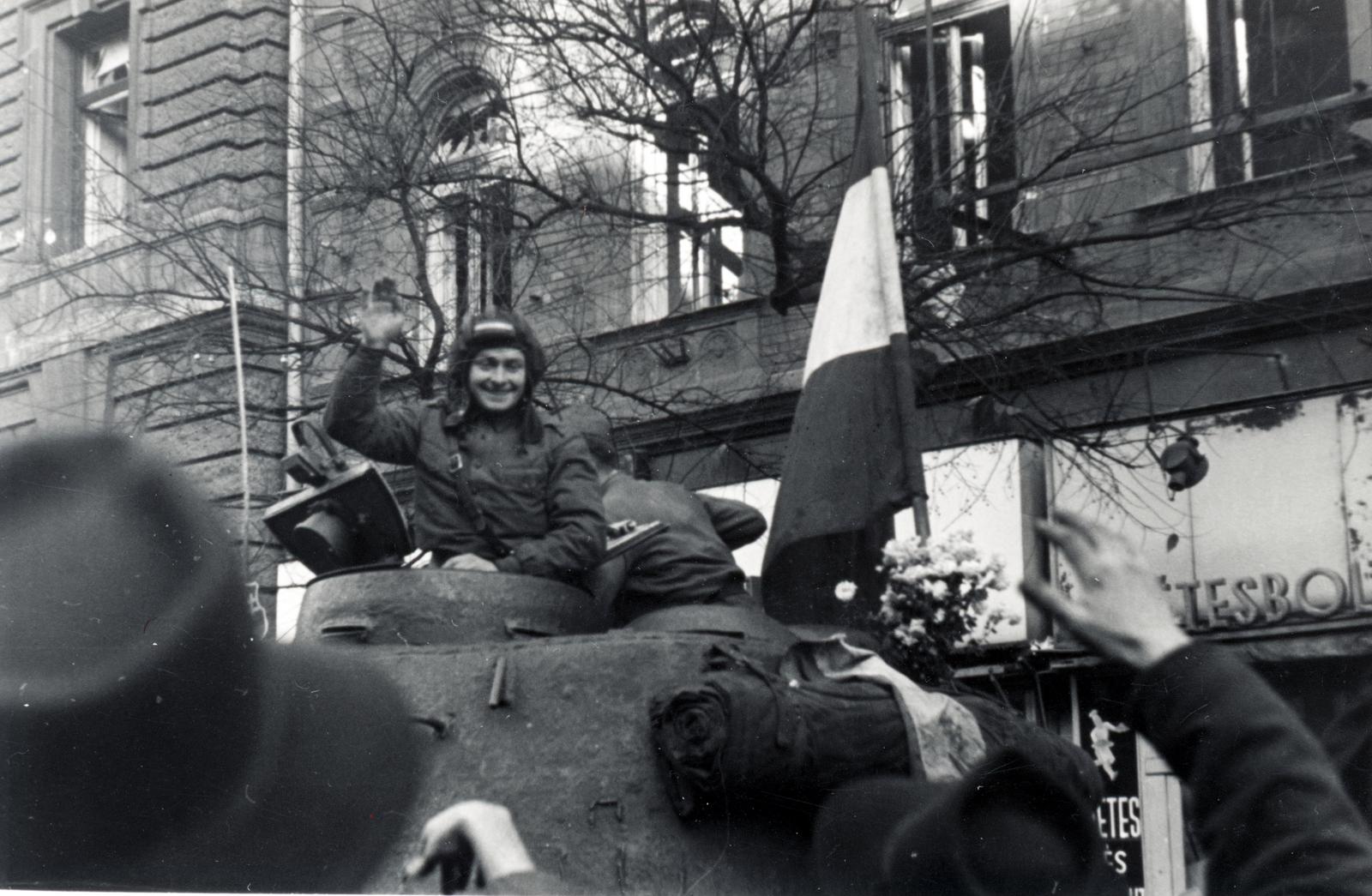 Magyarország, Budapest VII., Erzsébet (Lenin) körút, háttérben a 7. számú ház., 1956, Virány László, harckocsi, T-34 tank, Budapest, forradalom, Fortepan #232385