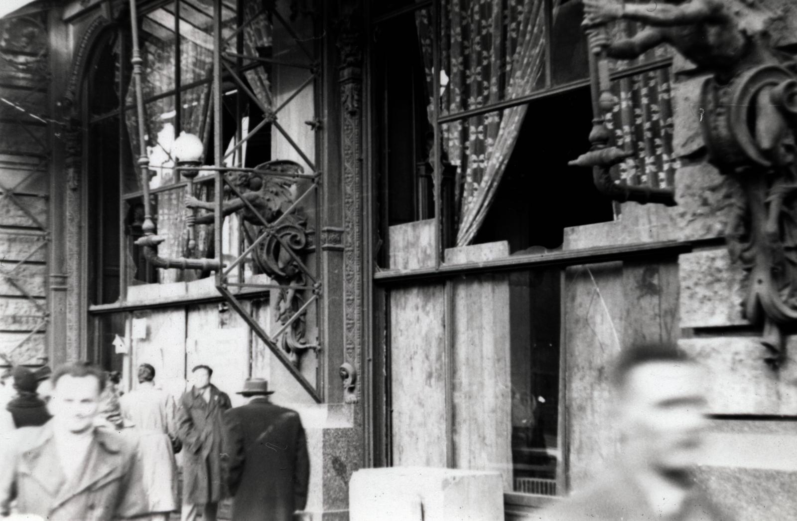 Magyarország, Budapest VII., Erzsébet (Lenin) körút, a Hungária (korábban és ma New York) kávéház bedeszkázott üvegportálja., 1956, Virány László, Budapest, forradalom, Fortepan #232388