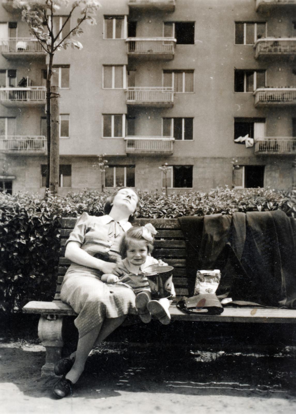 Hungary, Budapest XIII., Szent István park, a háttérben Pozsonyi út 44–46. (Szent István park 31–32.) szám alatti ház látható., 1936, Virány László, Budapest, relaxation, mother, Fortepan #232401